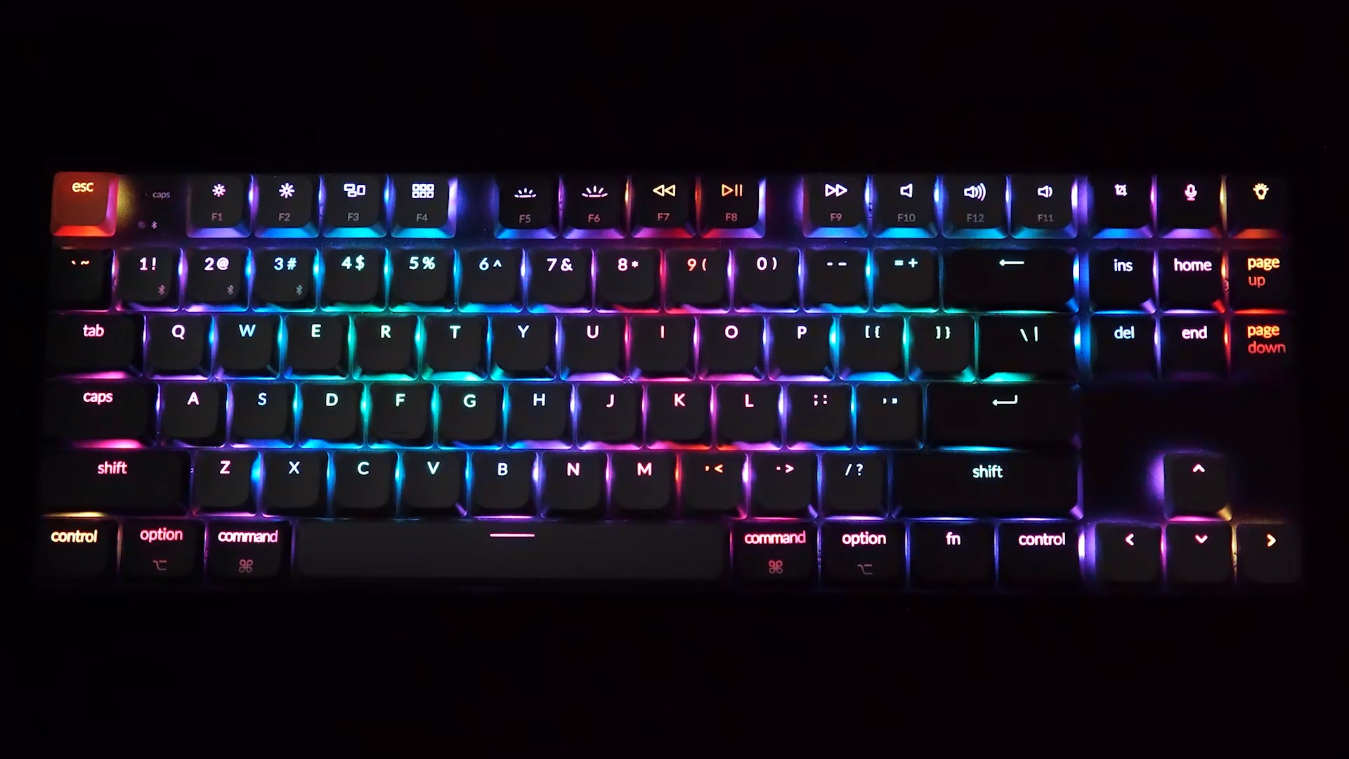 Czarna klawiatura z kolorowym podświetleniem RGB, widziana z góry.