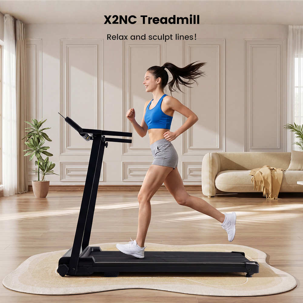Una donna con la coda di cavallo corre su un tapis roulant in una stanza luminosa.