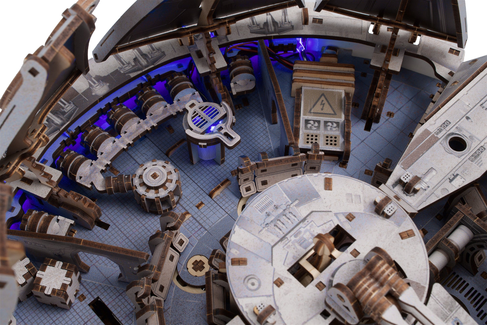 Aufwendiges Holzpuzzle-Modell mit blauen LEDs, zeigt komplexe Maschinerie und Details.