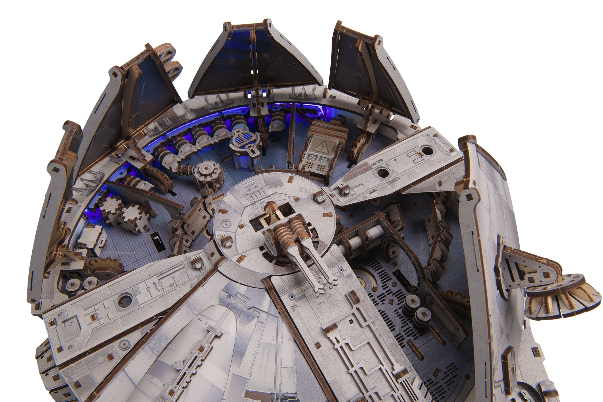 Detailliertes Modell eines Millennium-Falken-Raumschiffs mit blauen Lichtern und feinen Innenraumdetails.