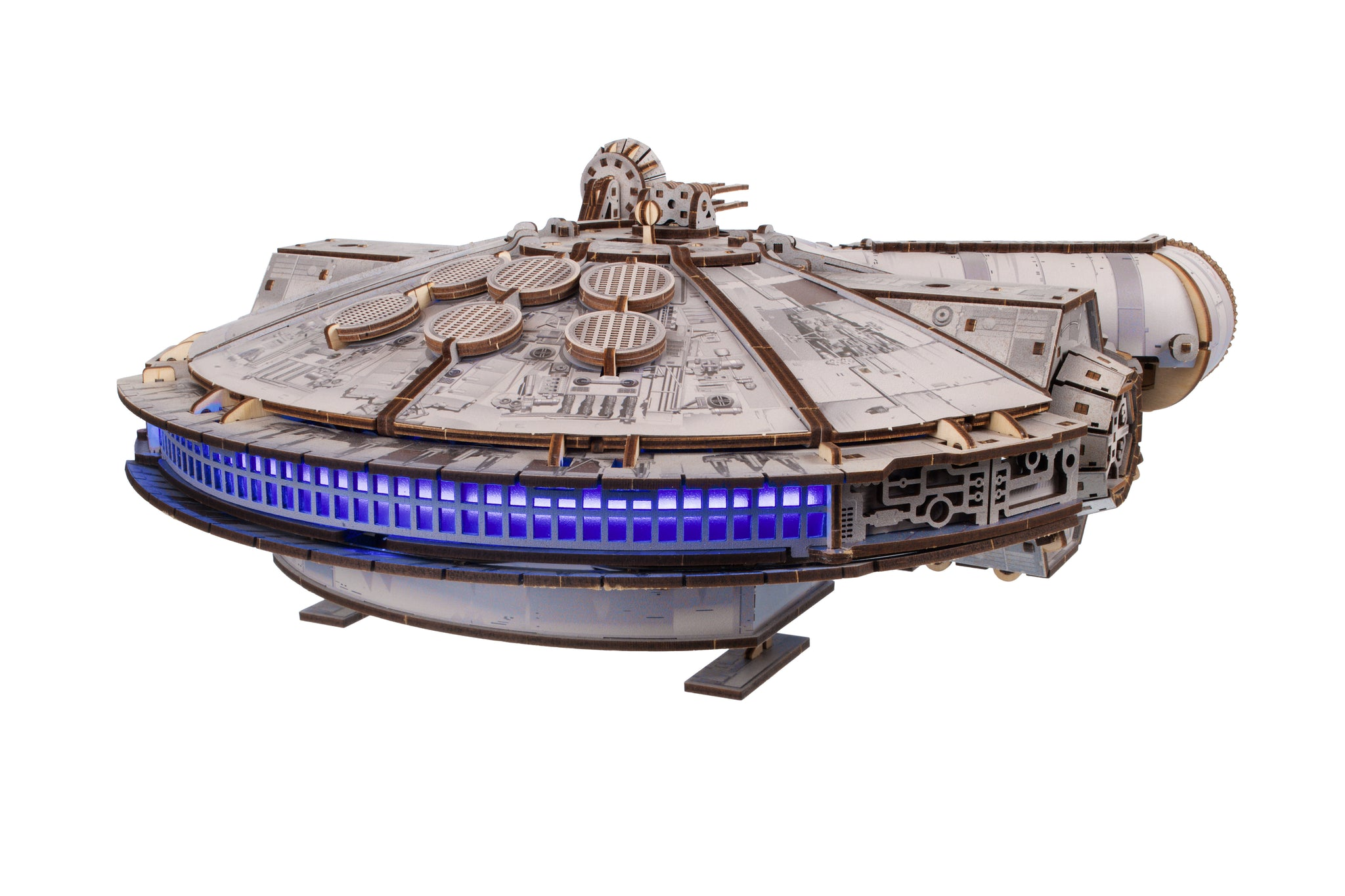 Ein detailliertes Modell des Millennium Falcon Raumschiffs mit blauen Lichtern am Rumpf.