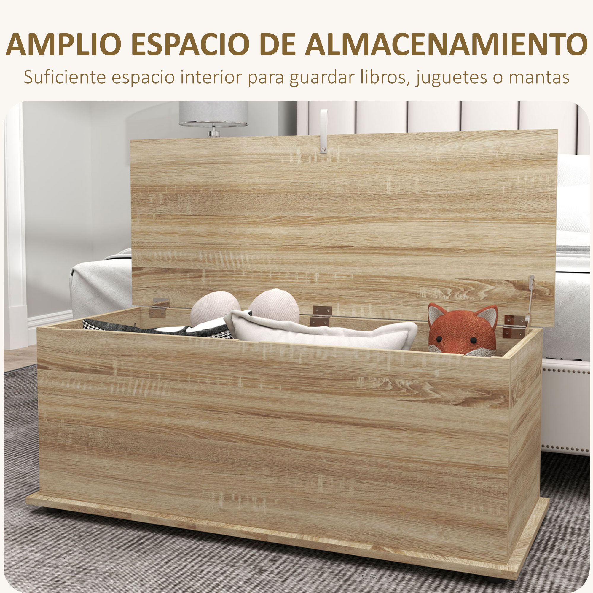 Un baúl de almacenamiento de madera con la tapa abierta, con cojines y un zorro de juguete.