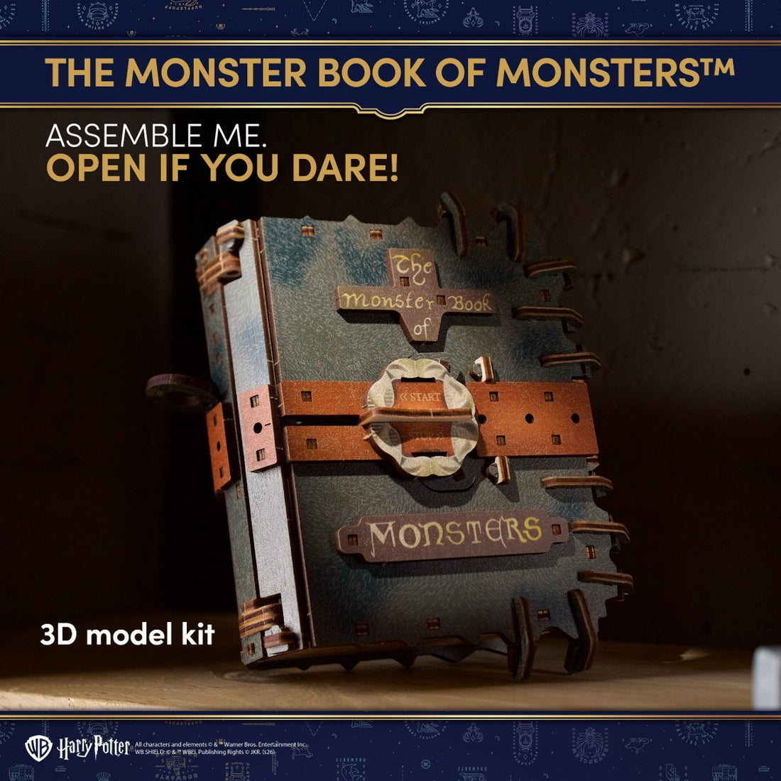 Ein 3D-Modellbausatz des Monsterbuchs der Monster mit Metallverschlüssen.