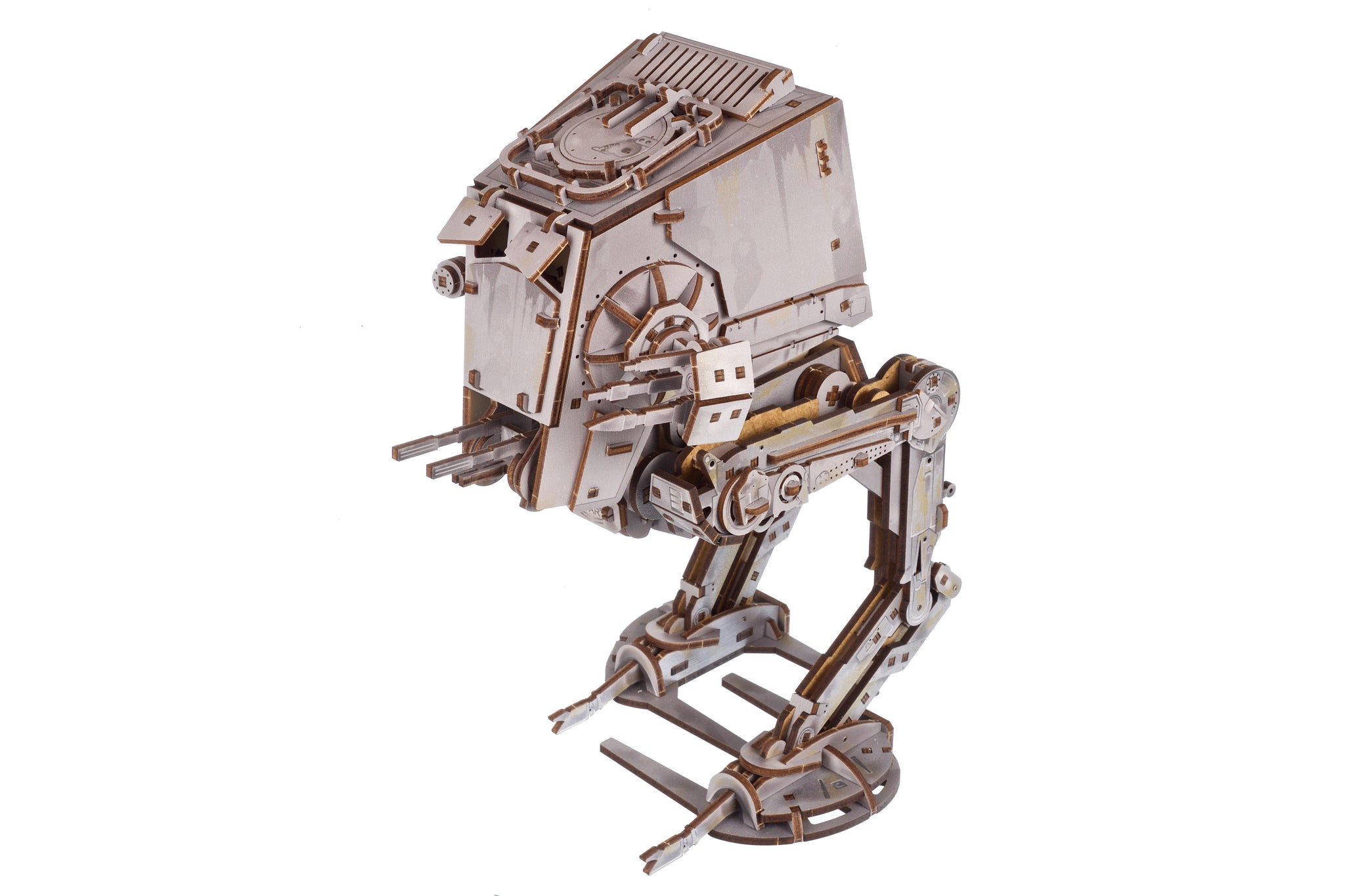 Ein Holzmodell eines Star Wars AT-ST Walkers mit detaillierten mechanischen Teilen auf weißem Hintergrund.