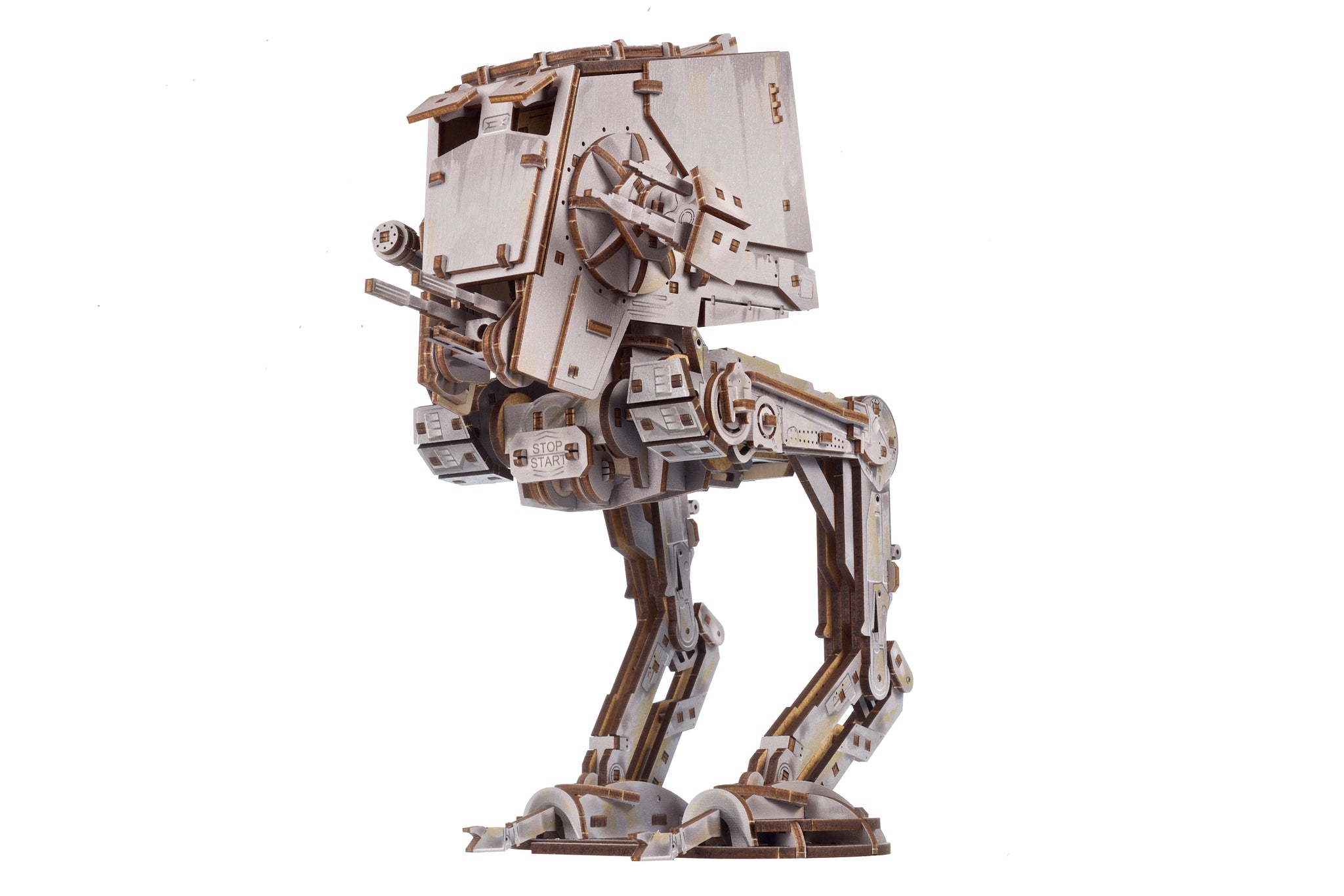 Ein graues Holzmodell eines zweibeinigen Star-Wars-Walkers auf weißem Hintergrund.