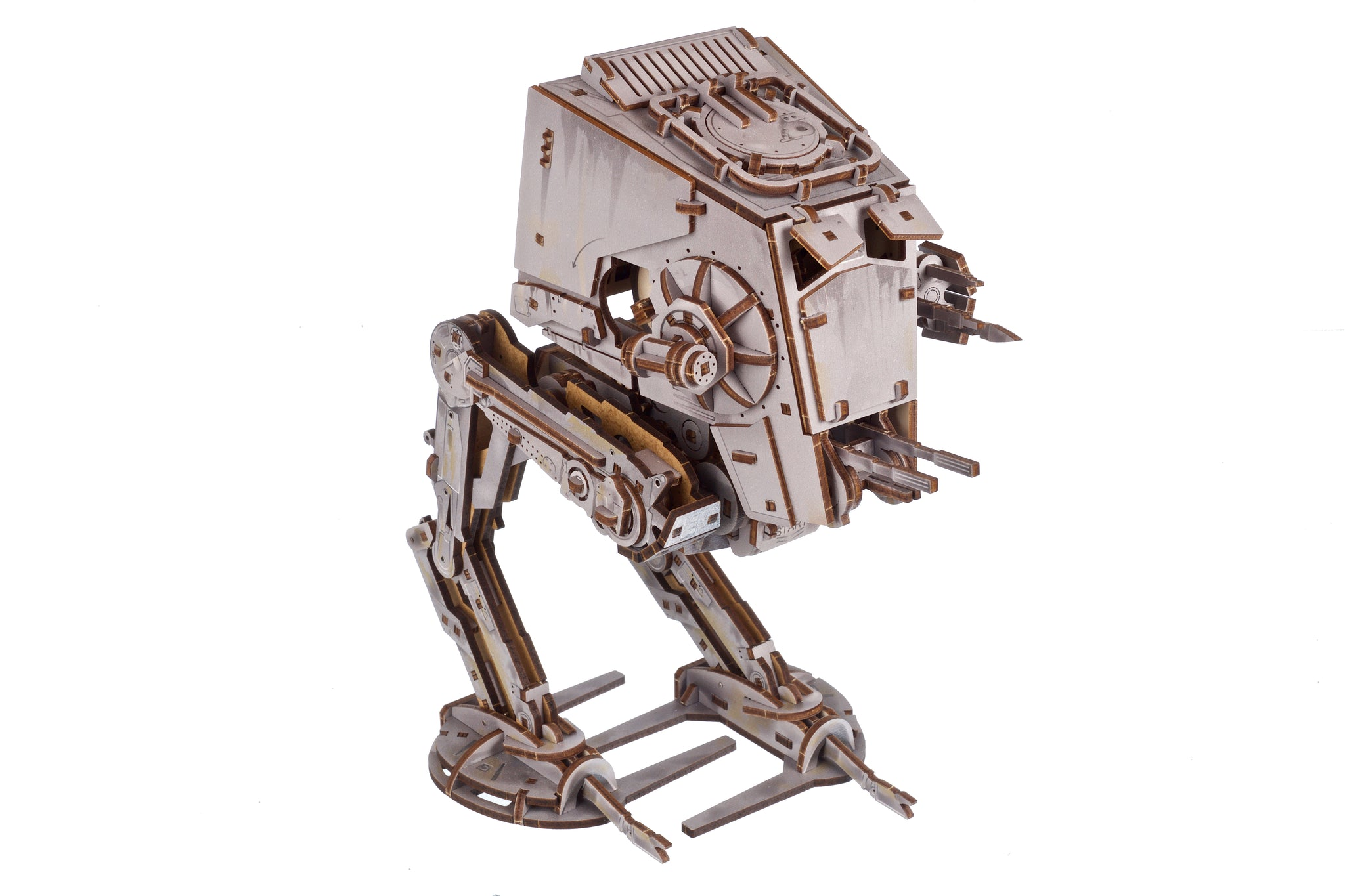 Ein detailliertes Holzmodell eines AT-ST-Walkers mit zwei Beinen und Waffen.