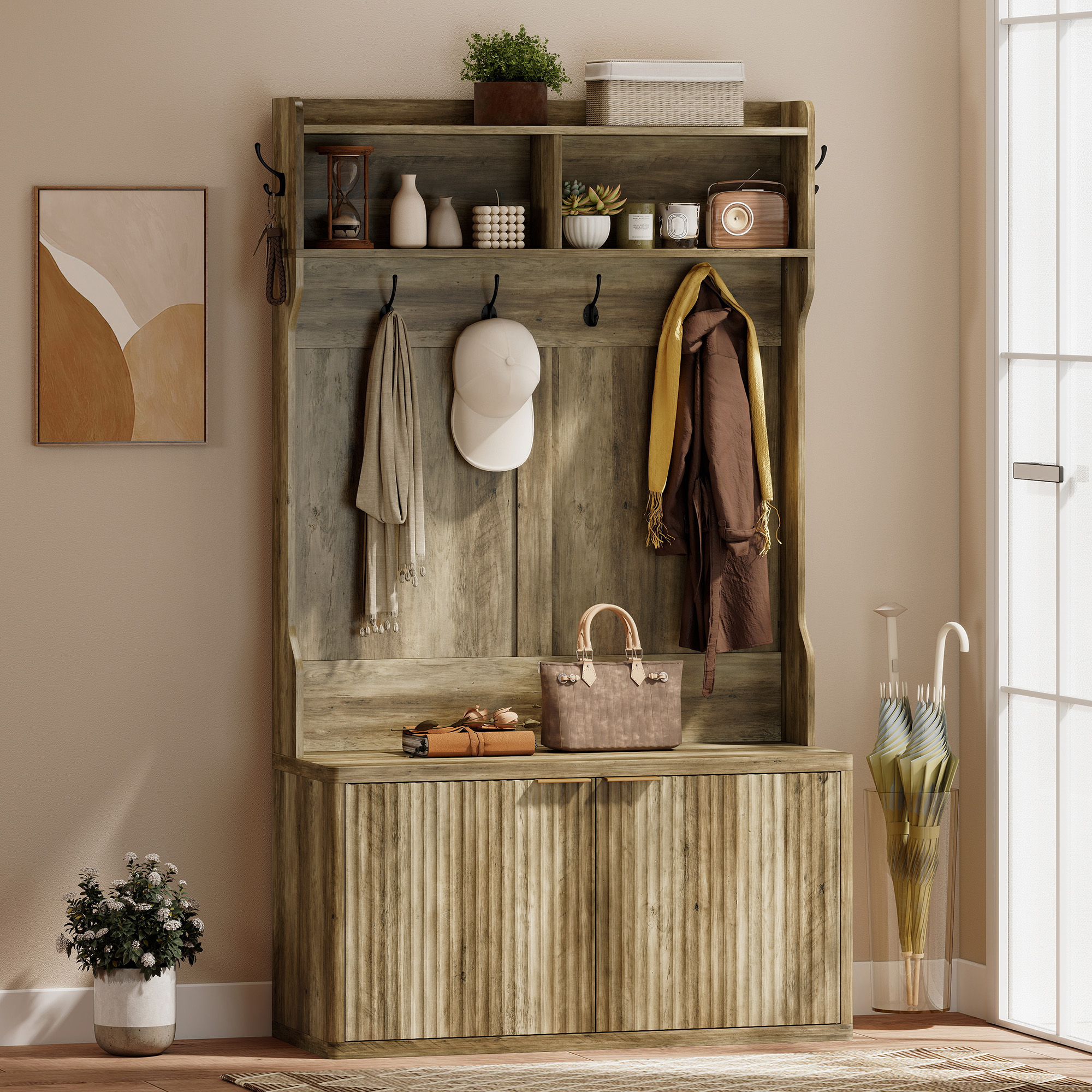Un perchero de madera con decoración, ropa y bolsos.