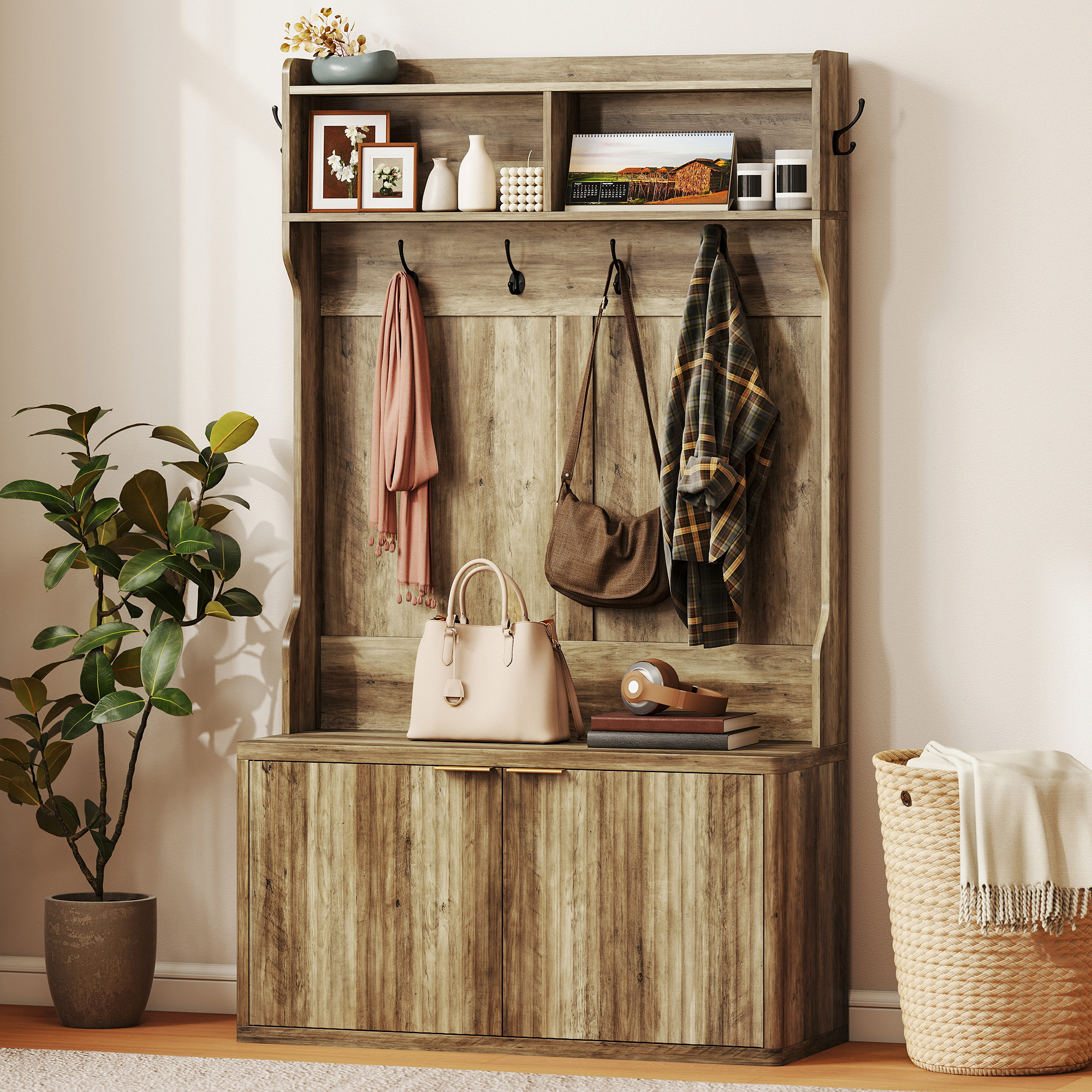 Un organizador de pasillo de madera con varios ganchos, bolsos, bufandas y libros.