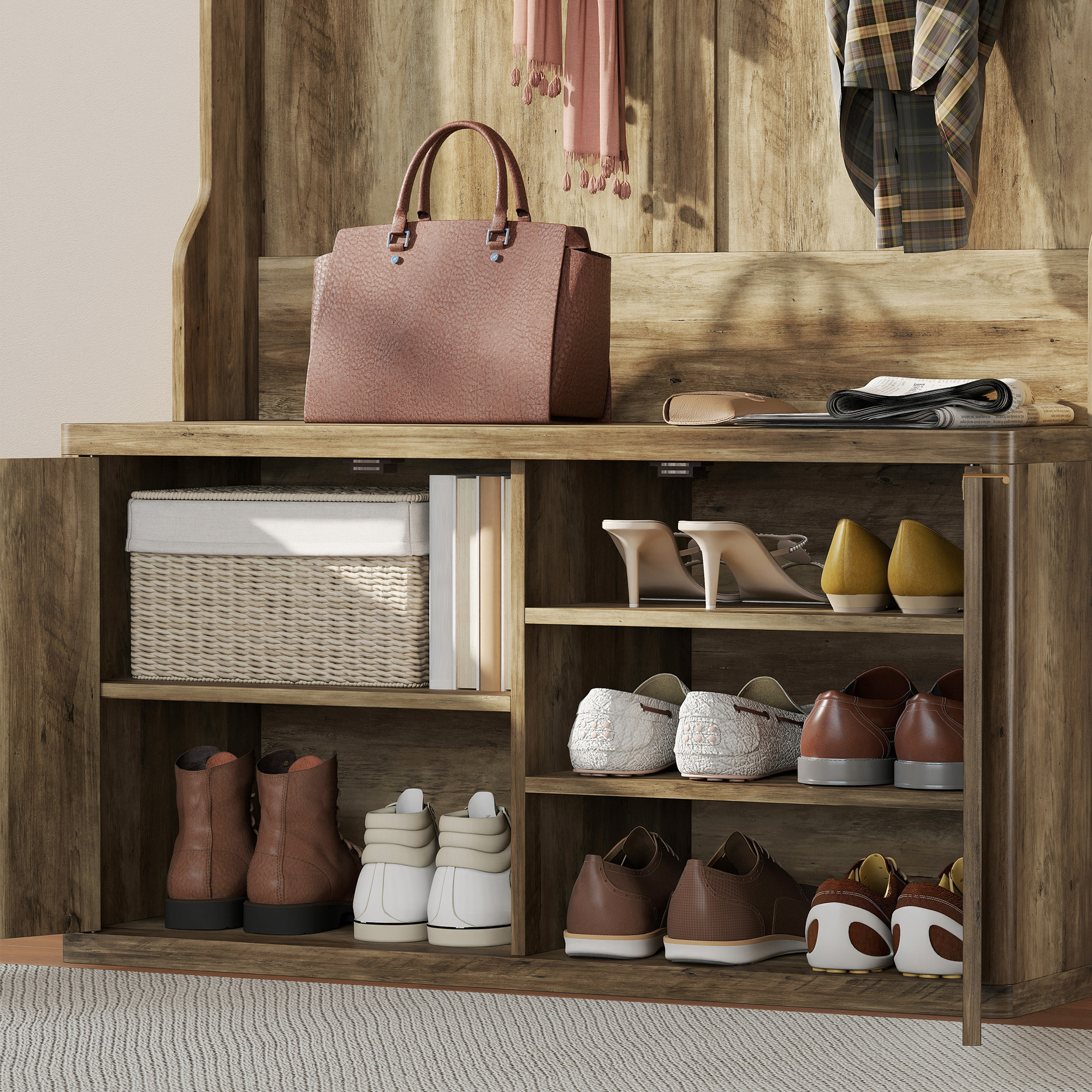 Mueble de madera con bolso, bufanda, paño a cuadros, cesta, libros y zapatos.