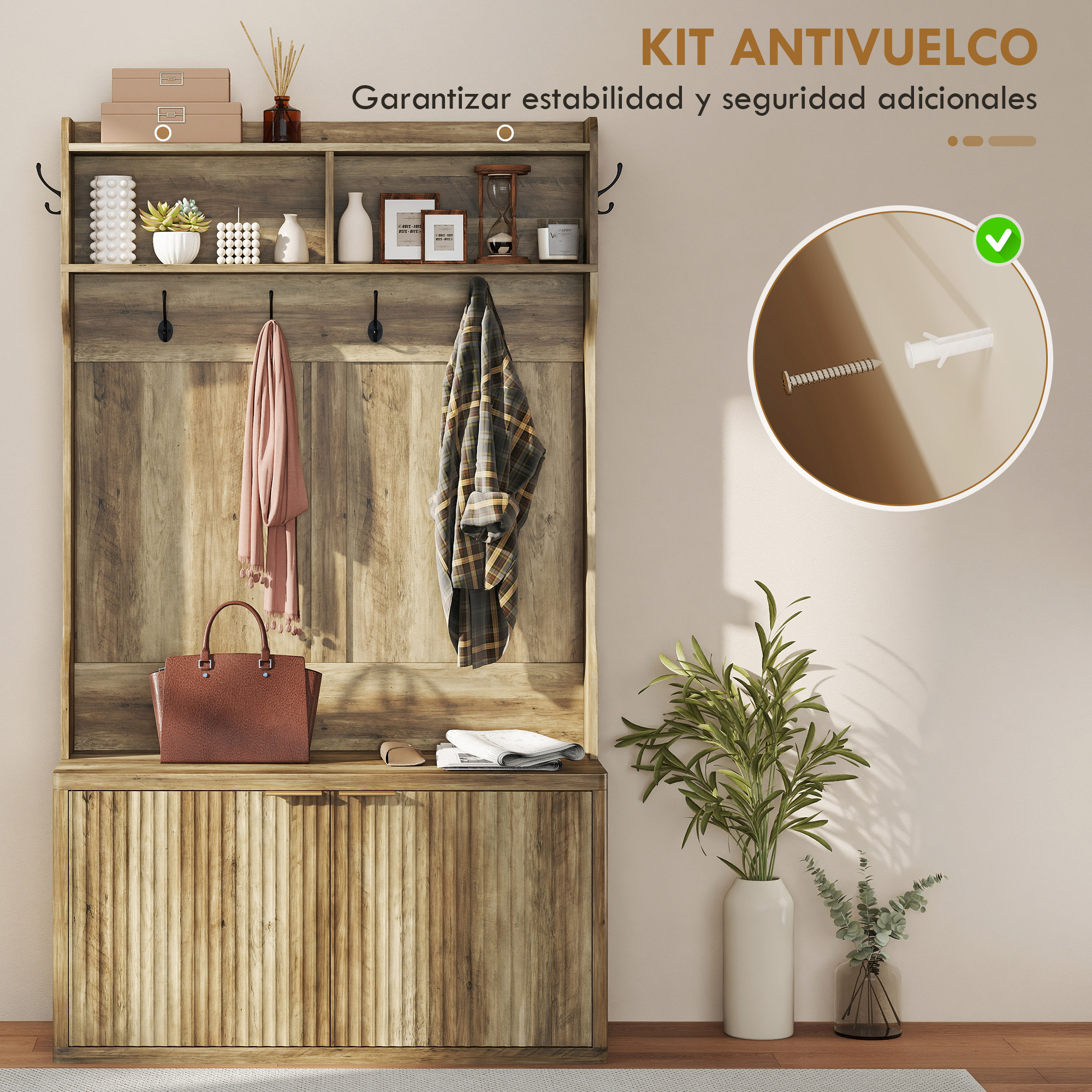 Perchero de madera con ganchos, estantes, bolso, bufanda, chaqueta y plantas.
