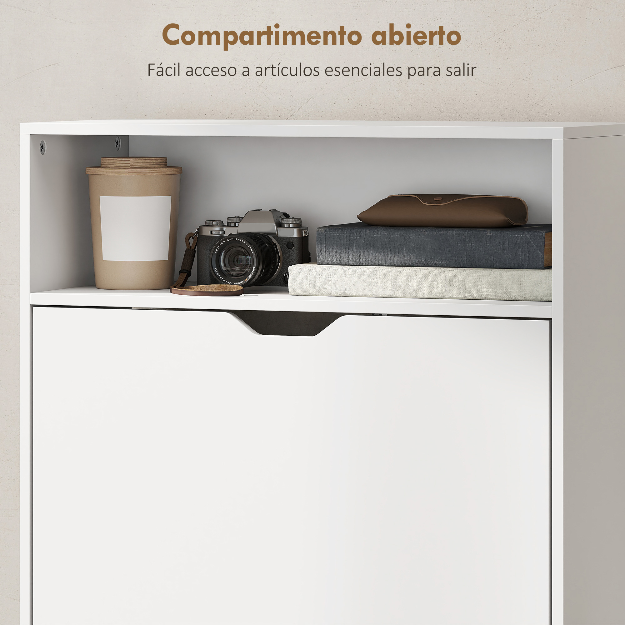 Estante abierto con taza, cámara, libros y estuche de gafas en mueble blanco.