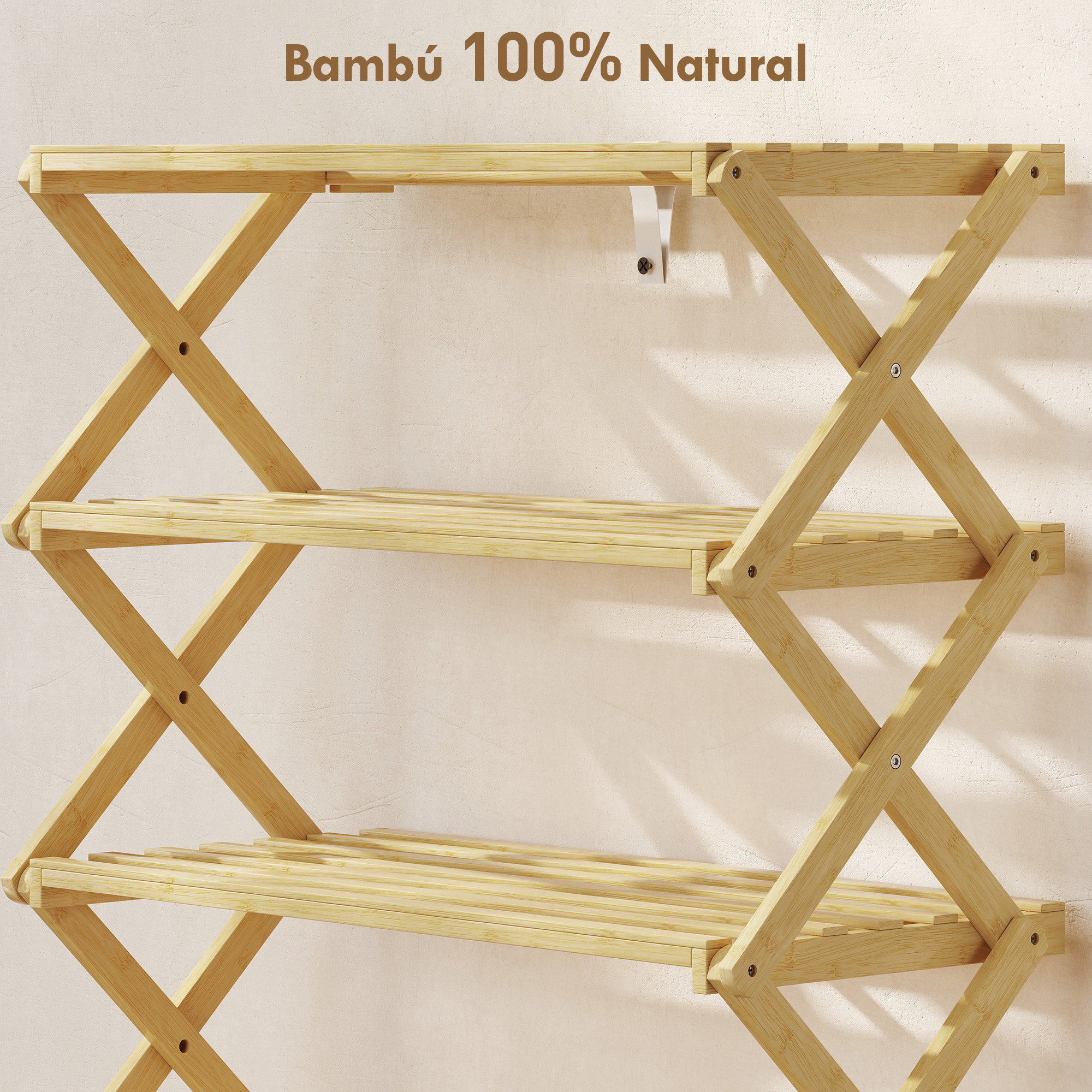 Un estante simple de bambú natural de varios niveles montado en la pared.