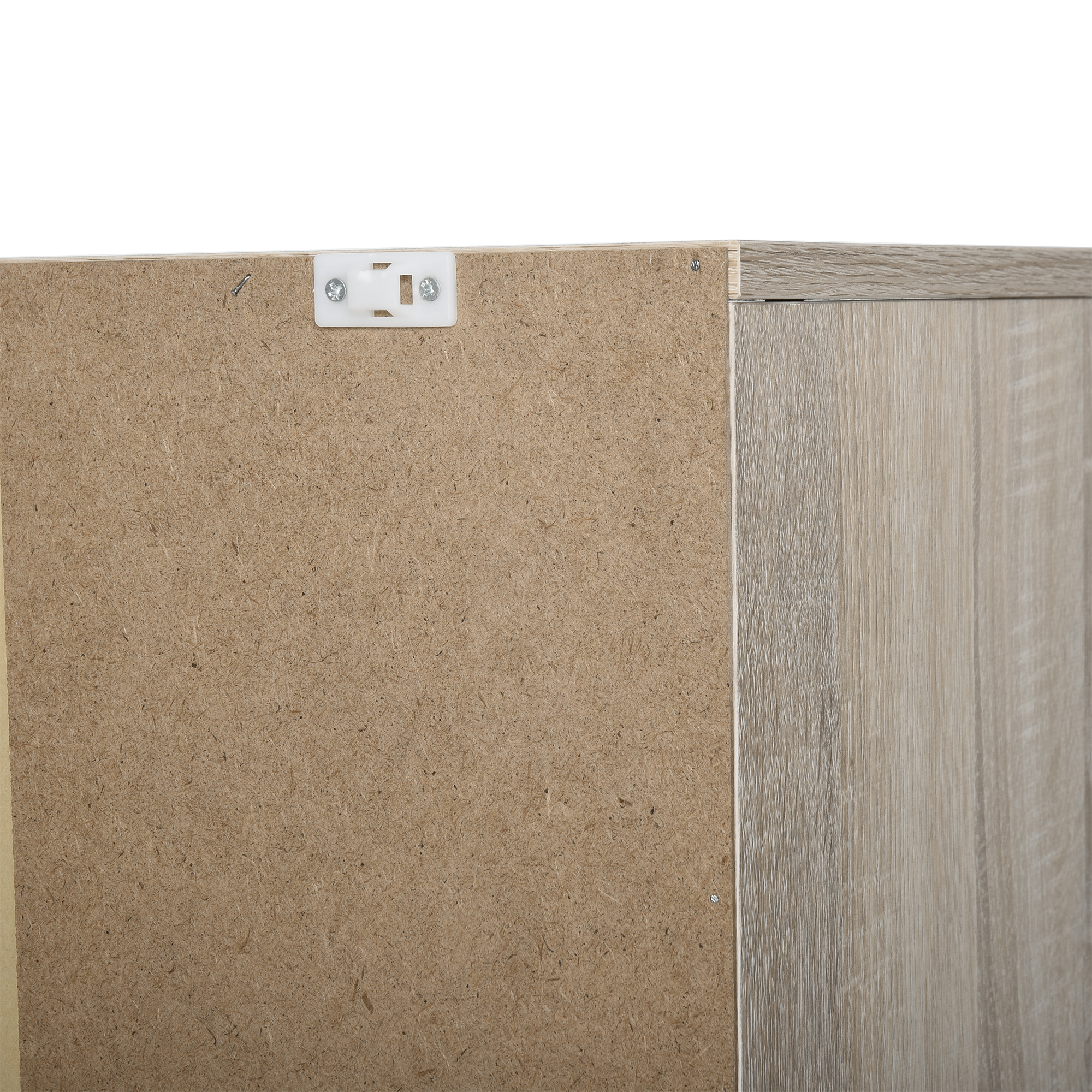 Primer plano del reverso de un tablero de partículas con un fijador blanco y tornillos.