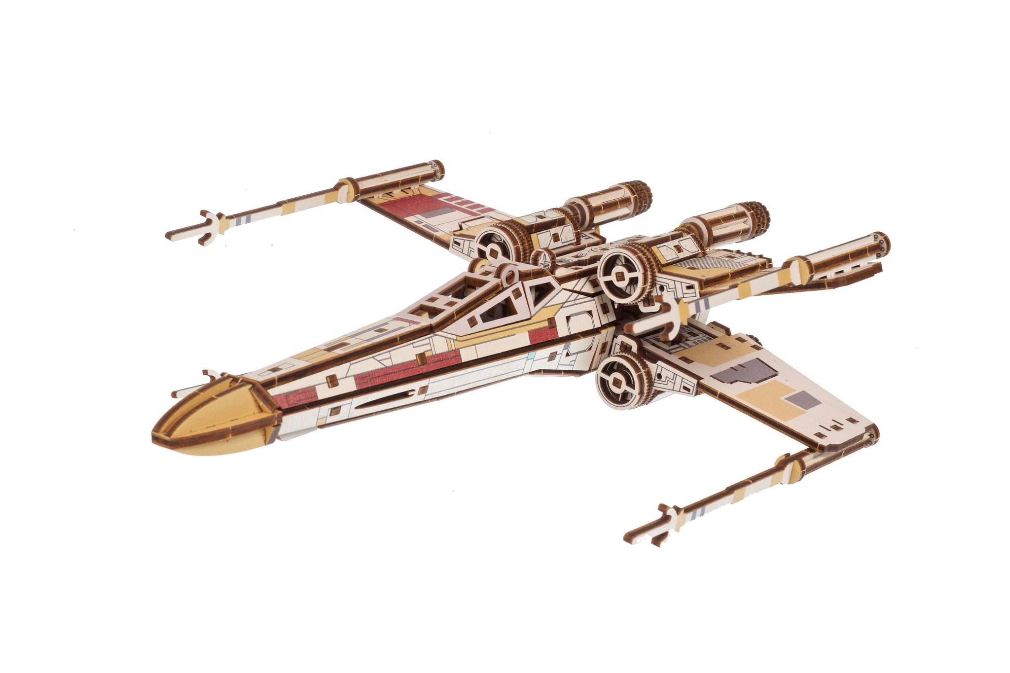 Ein Holzmodell eines X-Wing-Sternenjägers mit weißen, braunen und roten Details.