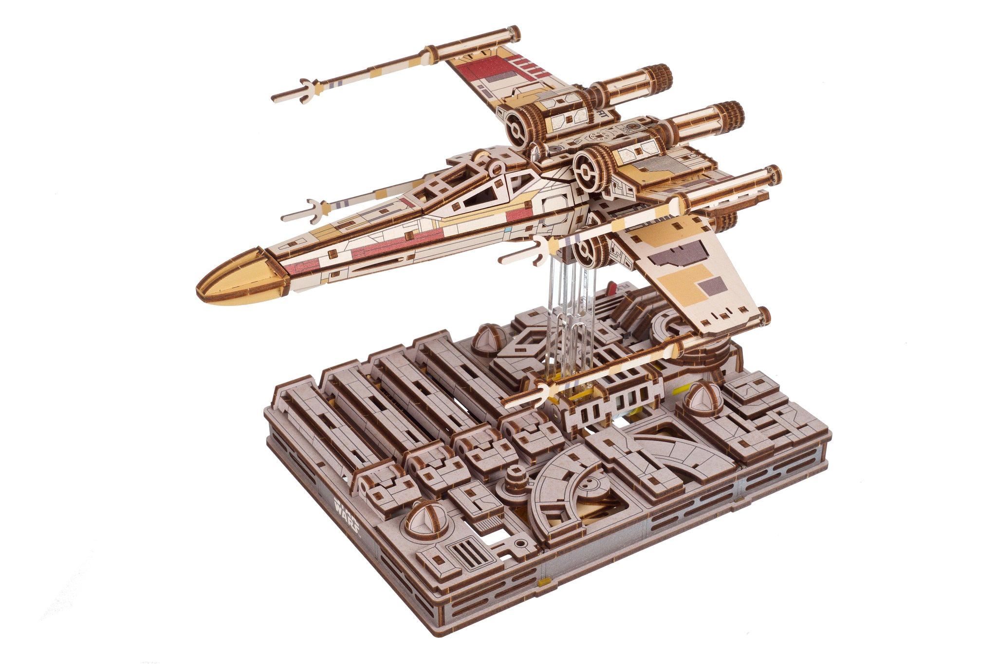 Ein Holzmodell eines X-Wing-Starfighters auf einem detailreichen Ständer.