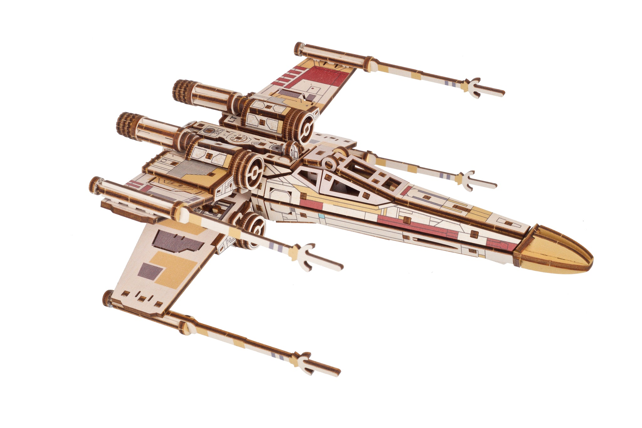 Ein Holzmodell eines X-Wing-Starfighters mit roten und gelben Details auf weißem Hintergrund.