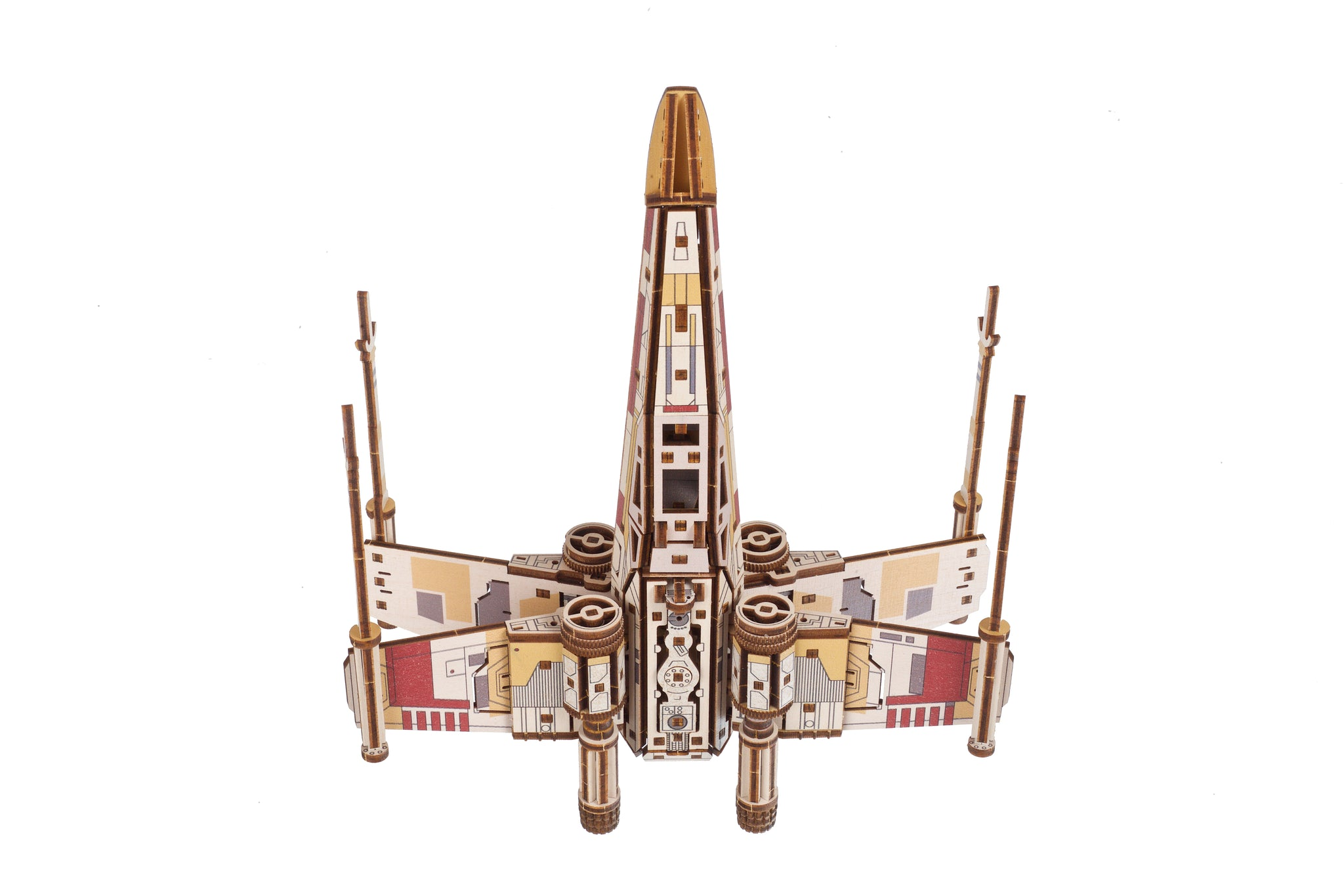 Ein detailliertes Holzmodell eines X-Wing-Starfighters mit roten und weißen Markierungen.