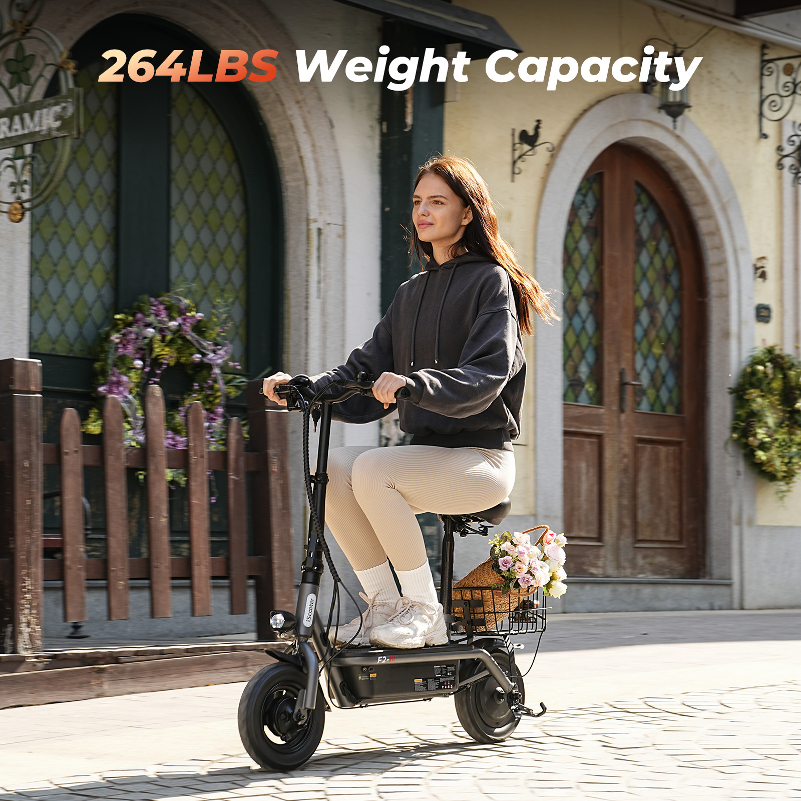 Una donna guida uno scooter elettrico grigio con cestino di fiori. Capacità 264LBS.