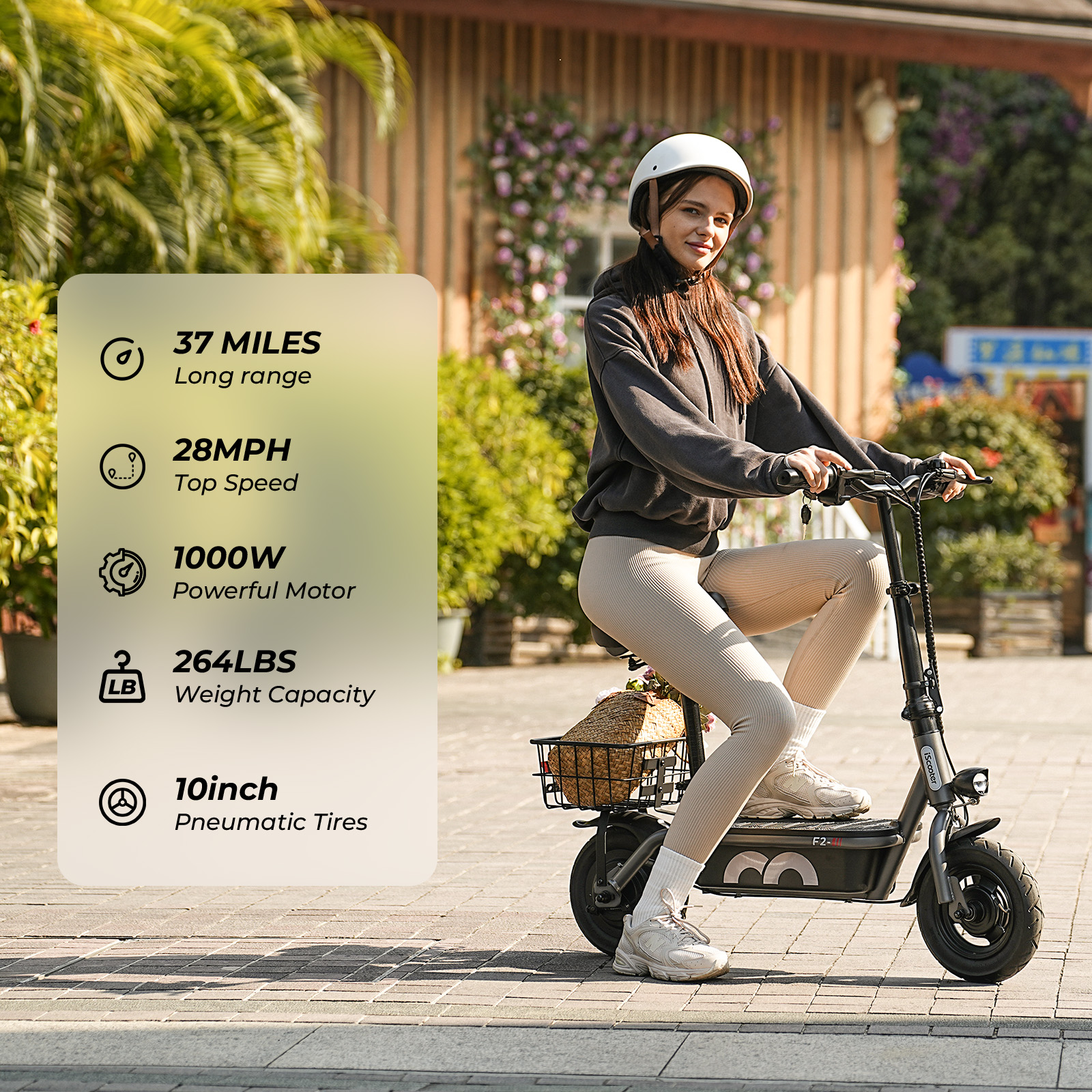 Donna su monopattino elettrico con casco, cestino e specifiche.