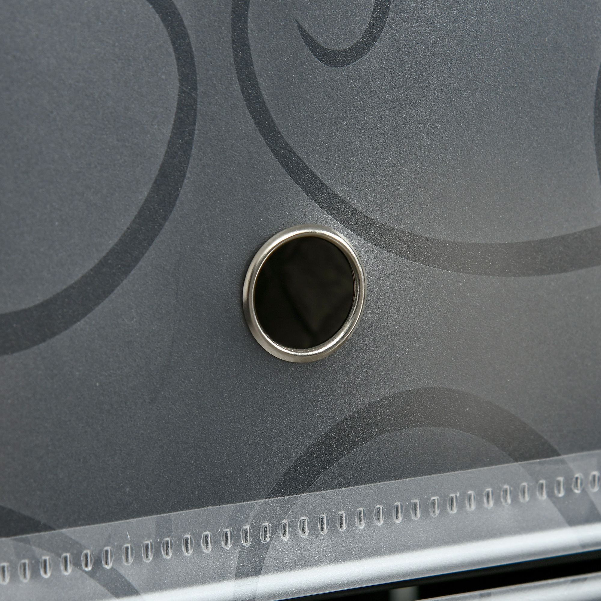 Fondo texturizado gris con remolinos oscuros y detalle de anillo metálico.