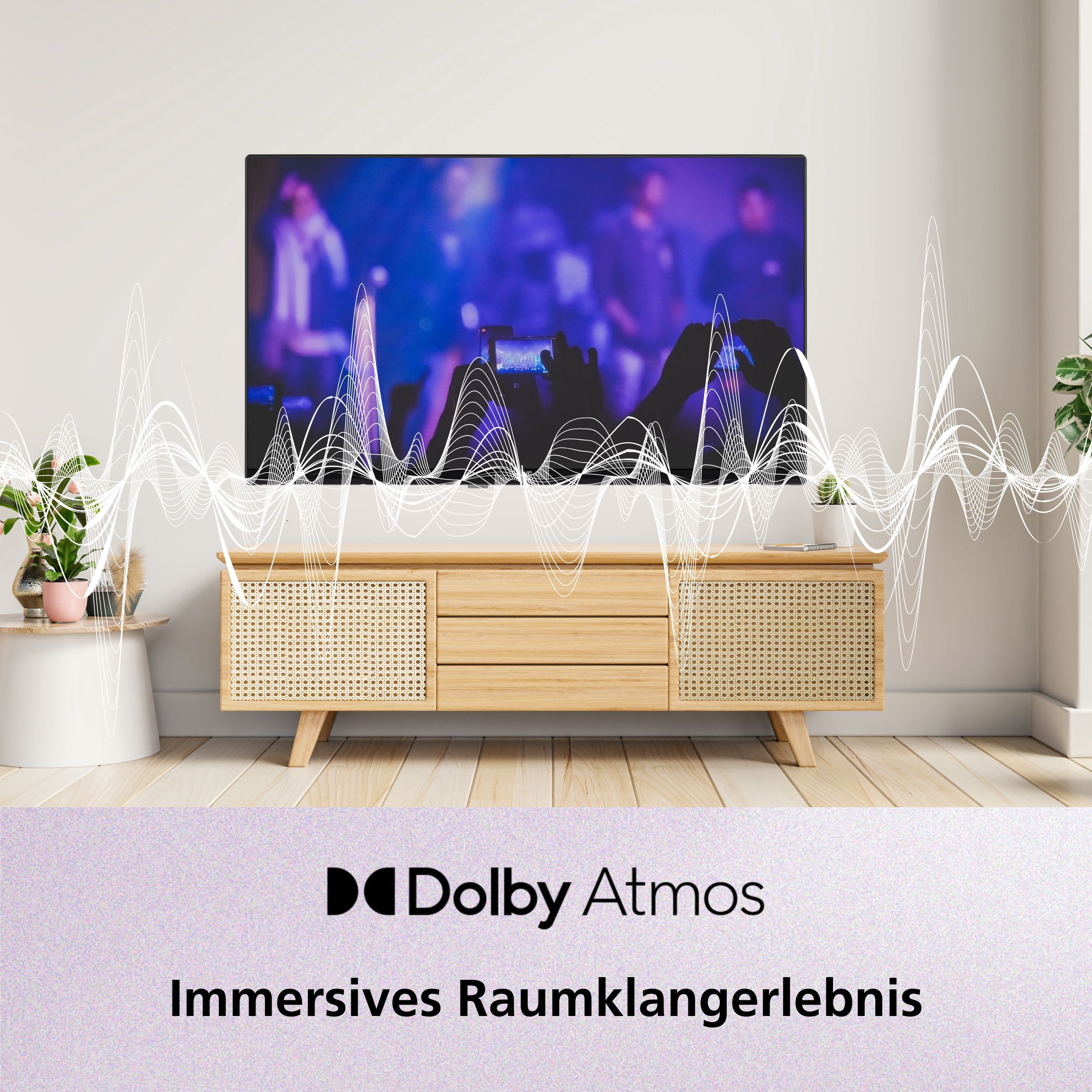 Ein Wohnzimmer mit einem Fernseher, der ein Konzert zeigt. Dolby Atmos Logo.