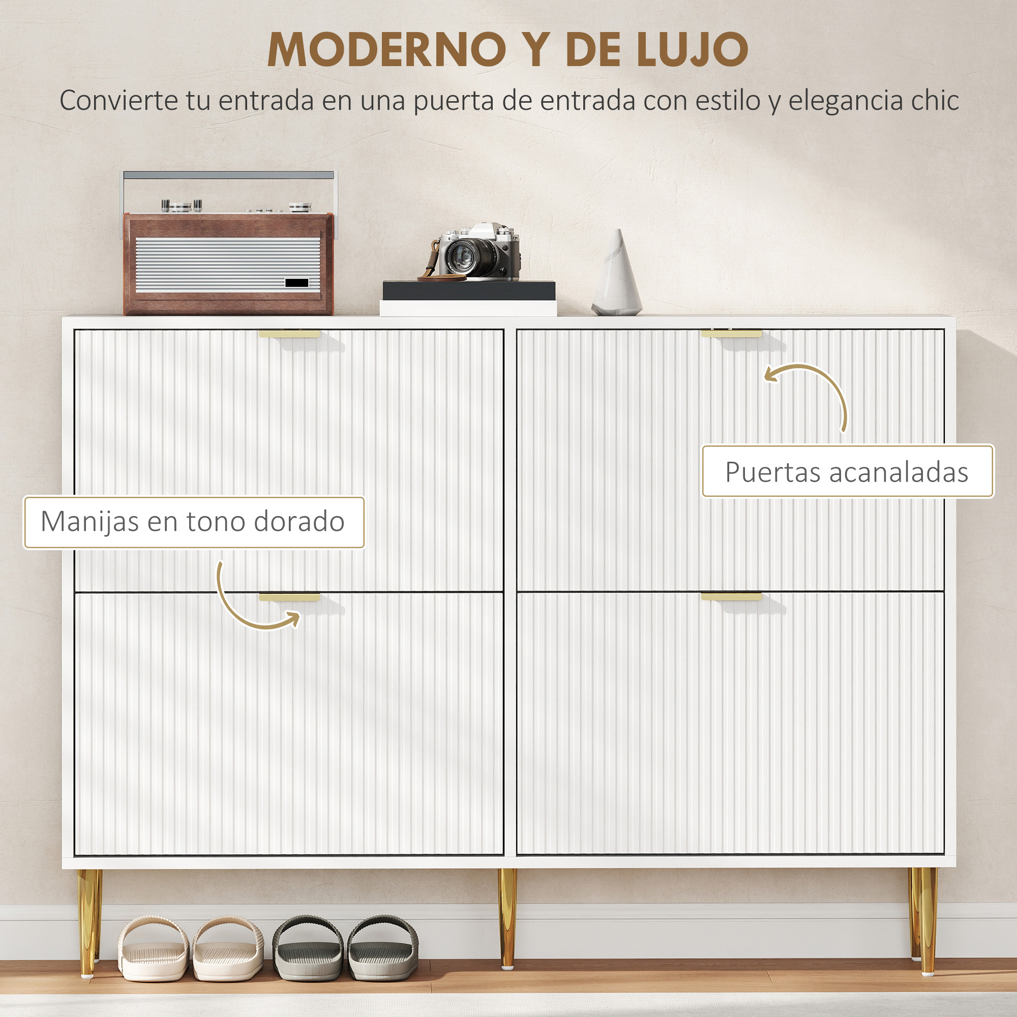 Mueble de entrada blanco moderno con puertas acanaladas y tiradores dorados.