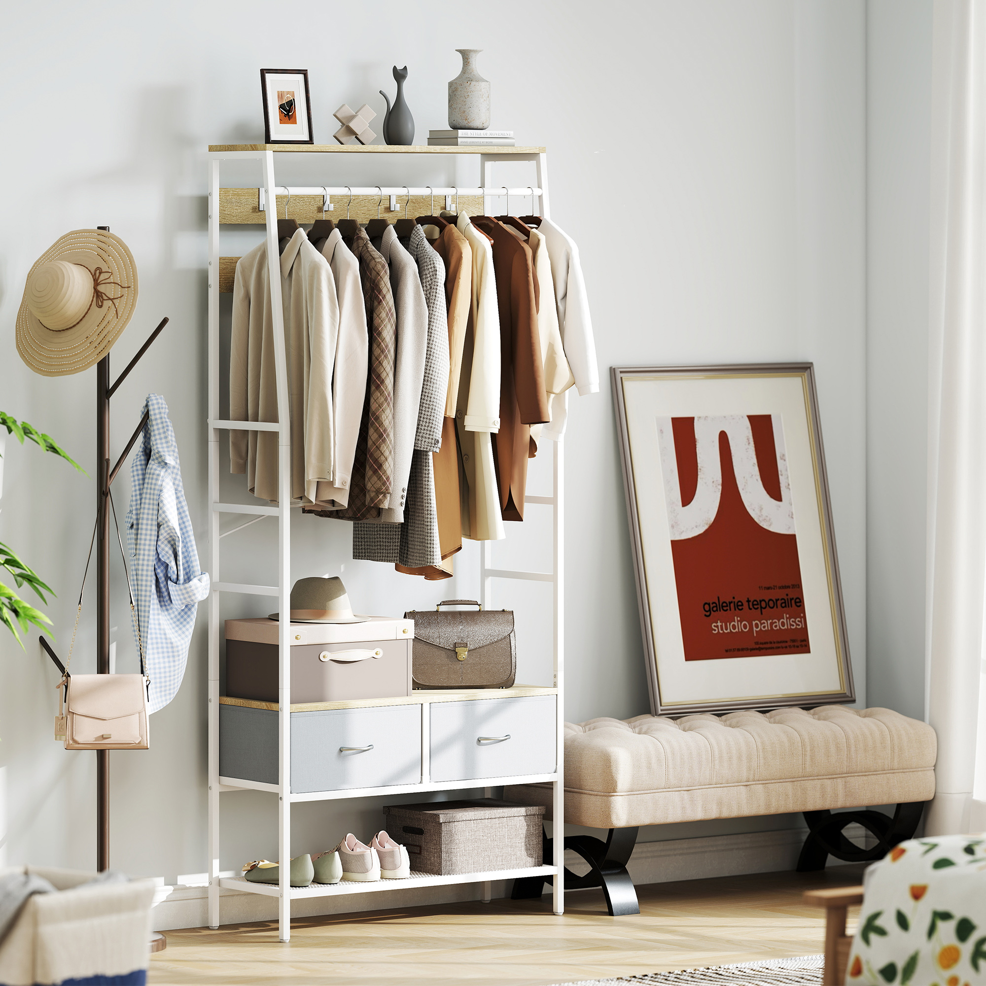 Un perchero con ropa, sombreros, bolsos, zapatos y cajas. Un póster enmarcado cuelga de la pared.