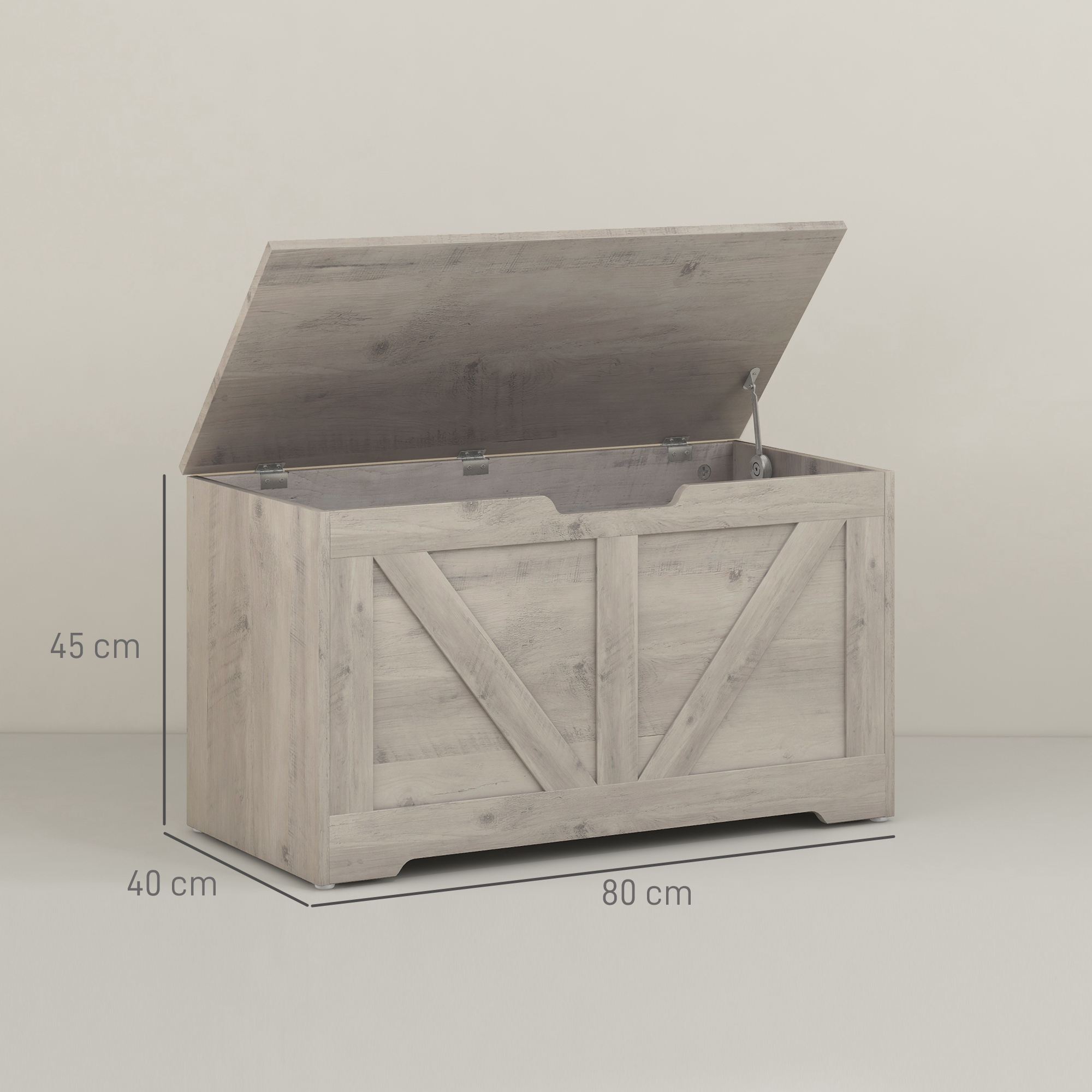 Un cofre de madera con la tapa abierta, mide 80x40x45 cm.