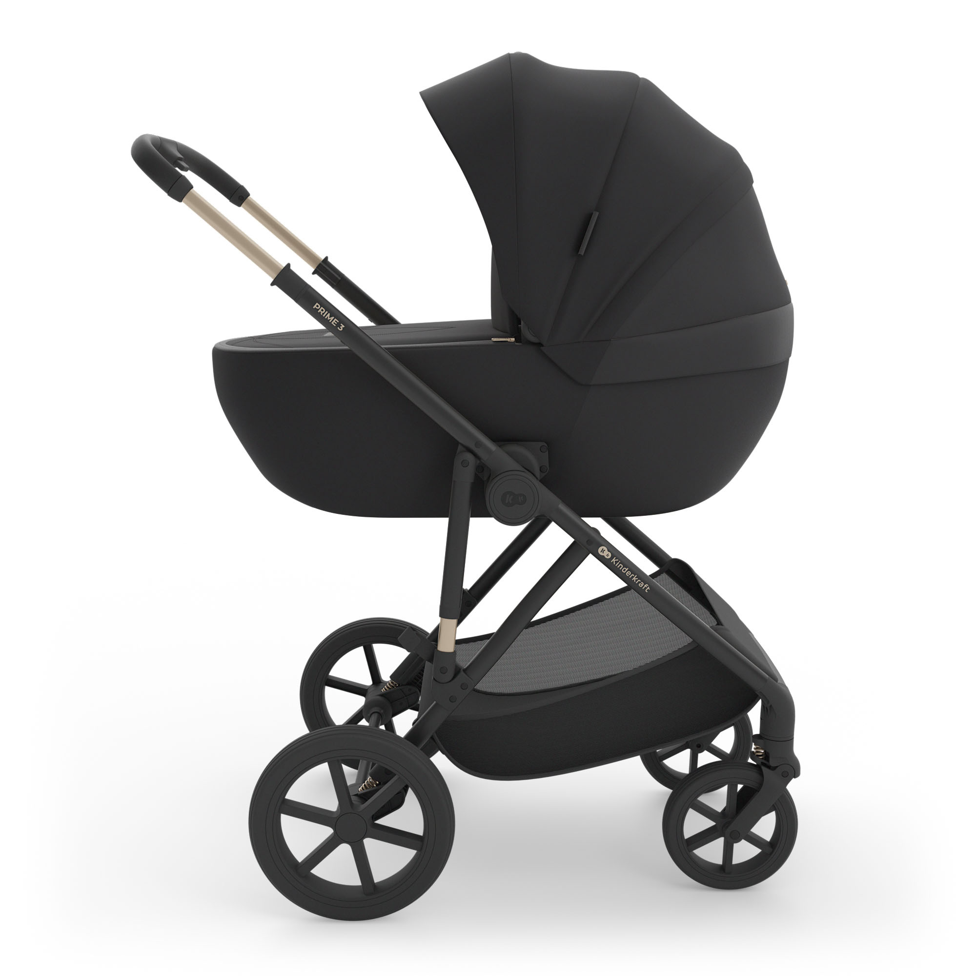 Ein schwarzer Kinderwagen mit silbernen Akzenten steht auf weißem Hintergrund.