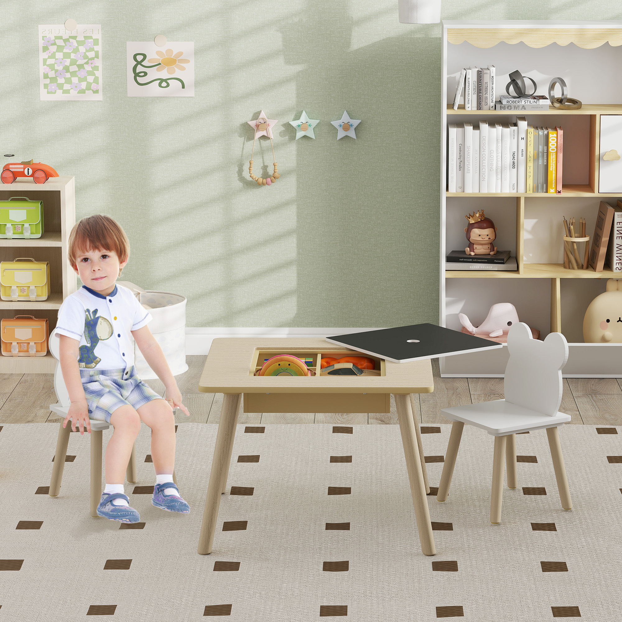 Un niño se sienta en una mesa de madera con juguetes. Una estantería está al lado.