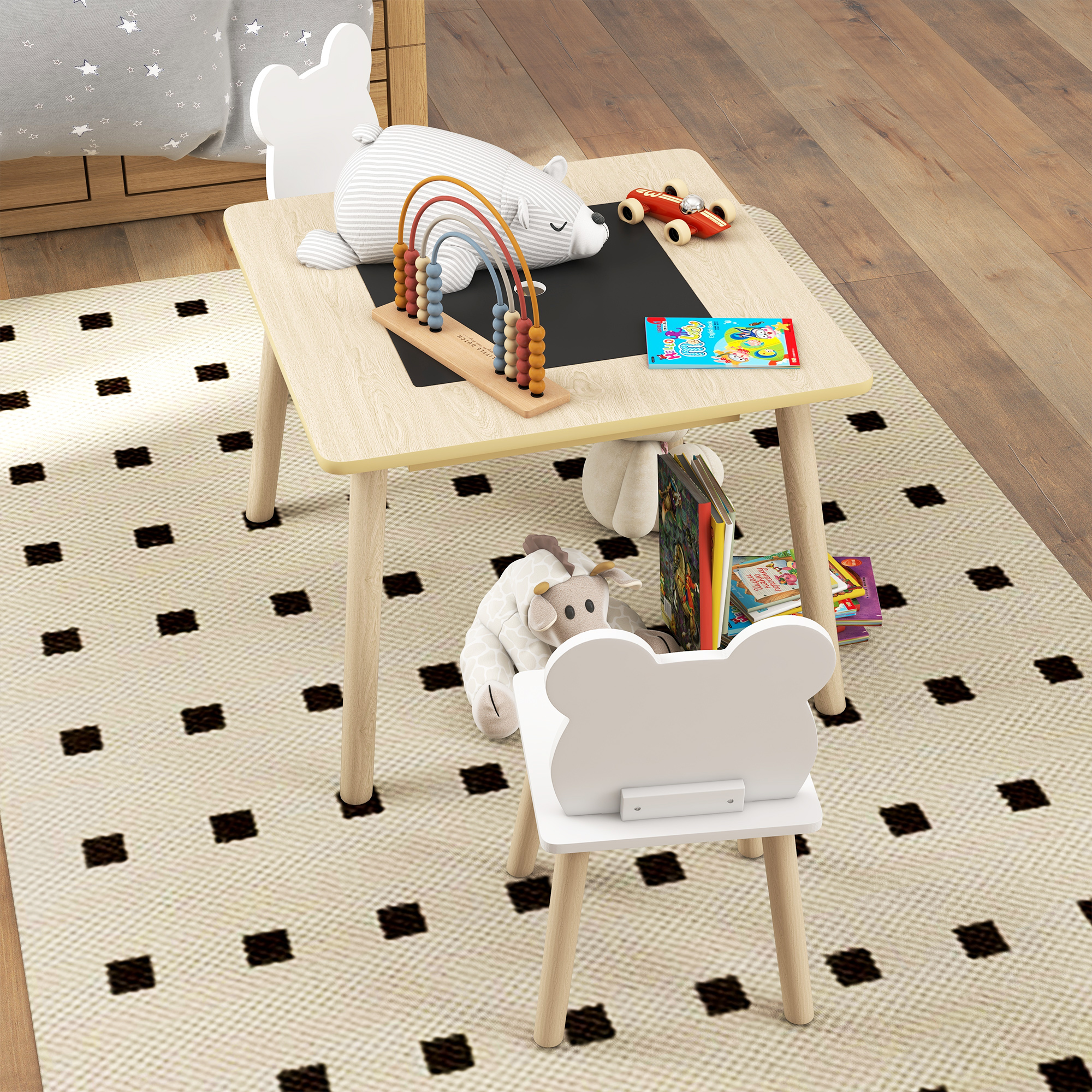 Mesa infantil con juguete de oso, ábaco y libros sobre alfombra.