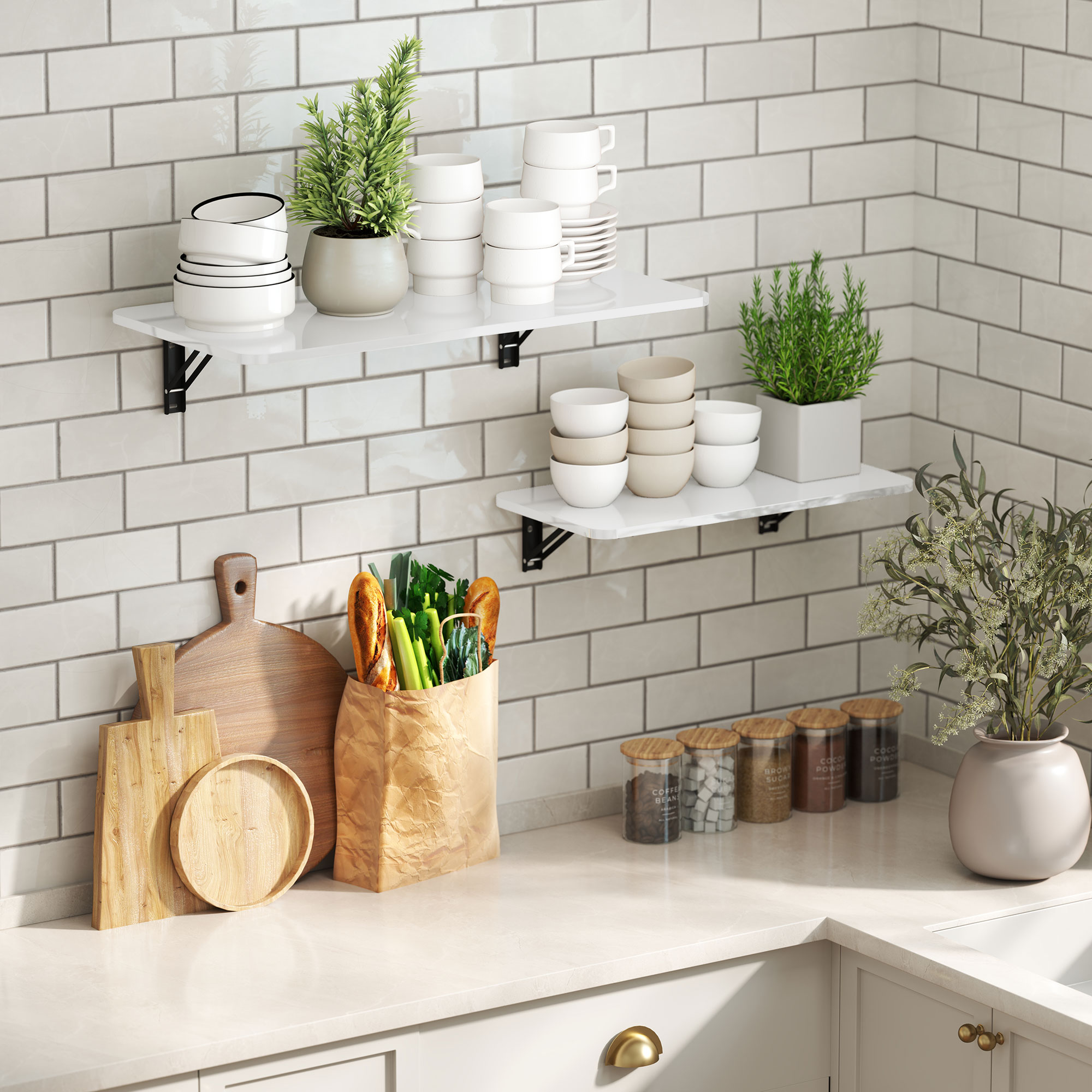 Encimera de cocina con gabinetes blancos, tablas de madera, productos verdes y decoraciones.