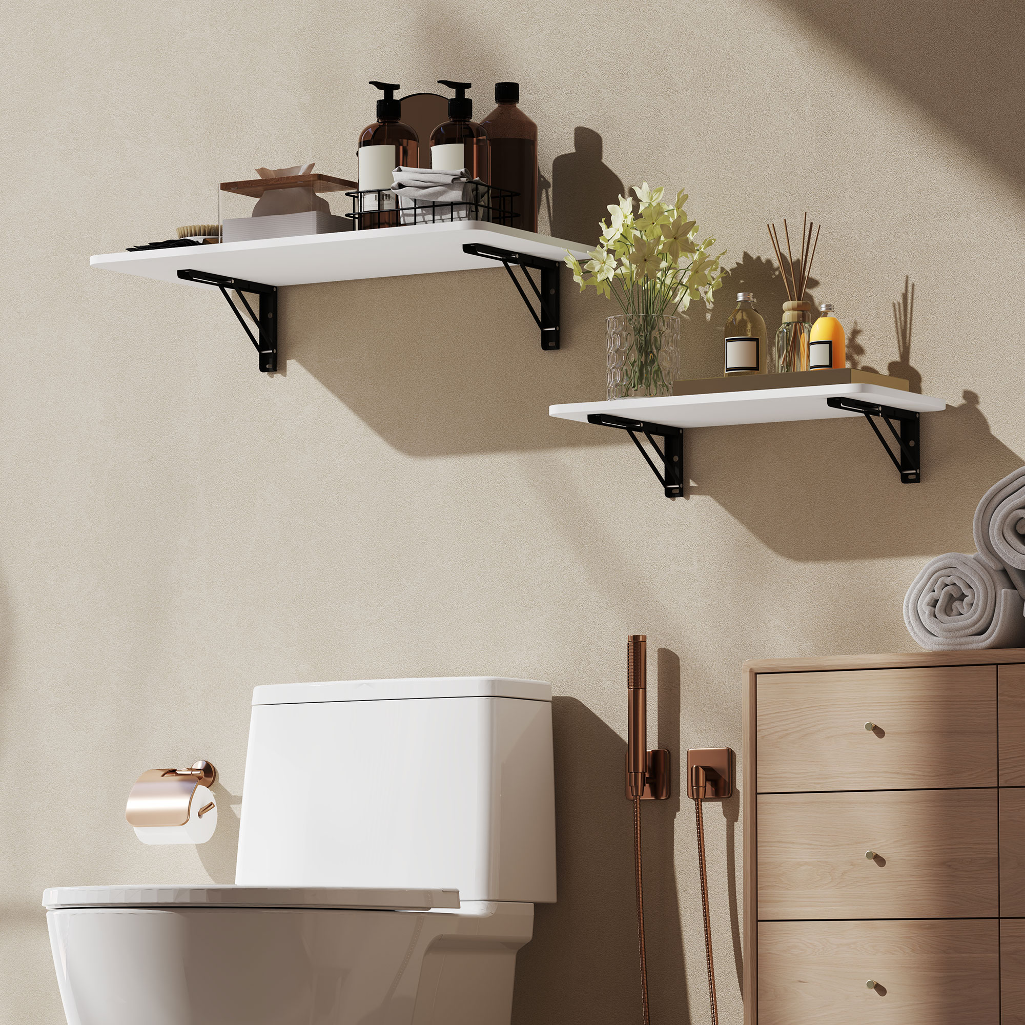 Baño con inodoro, tocador y estantes en la pared con botellas y flores.