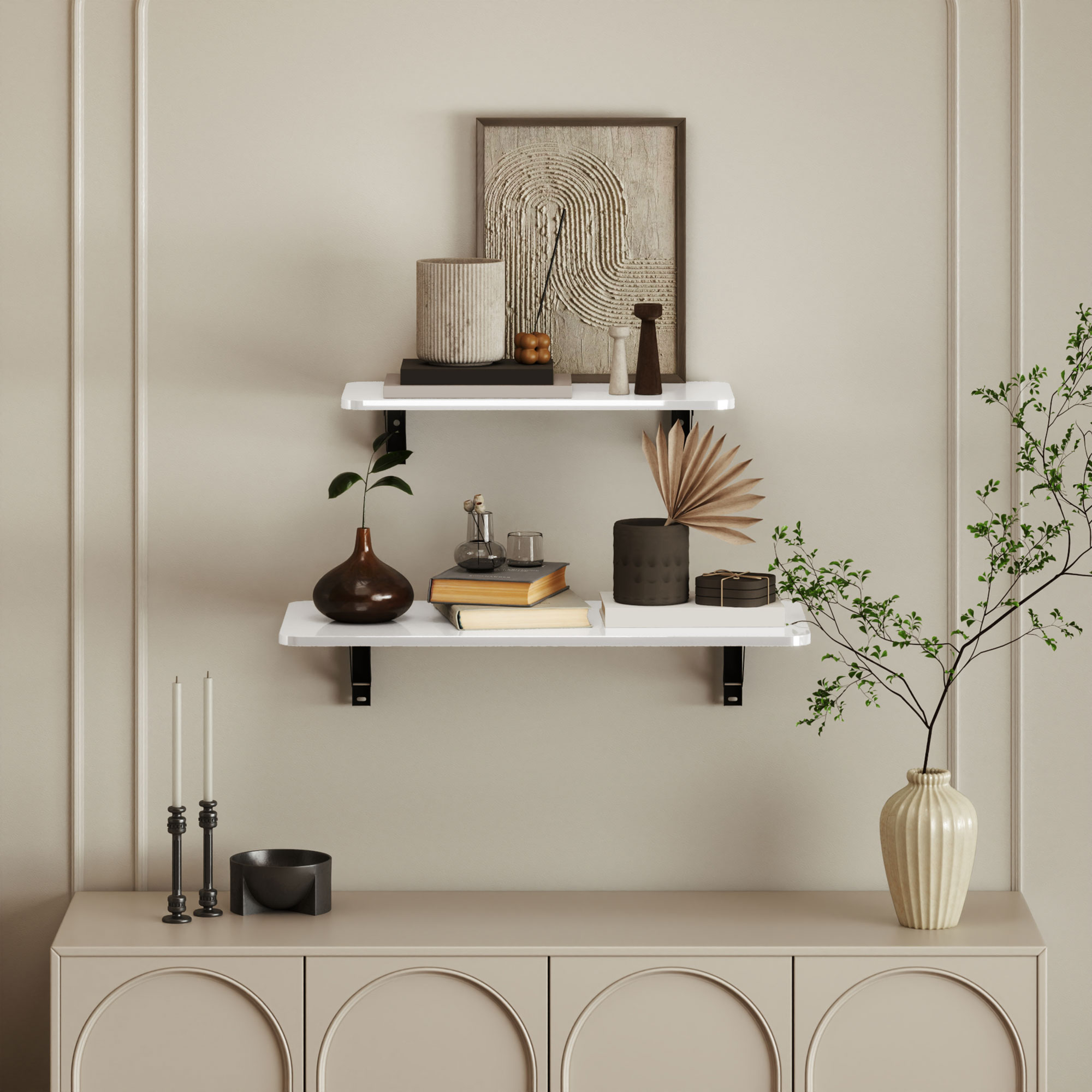 Dos estantes blancos con artículos de decoración: jarrones, libros y candelabros.