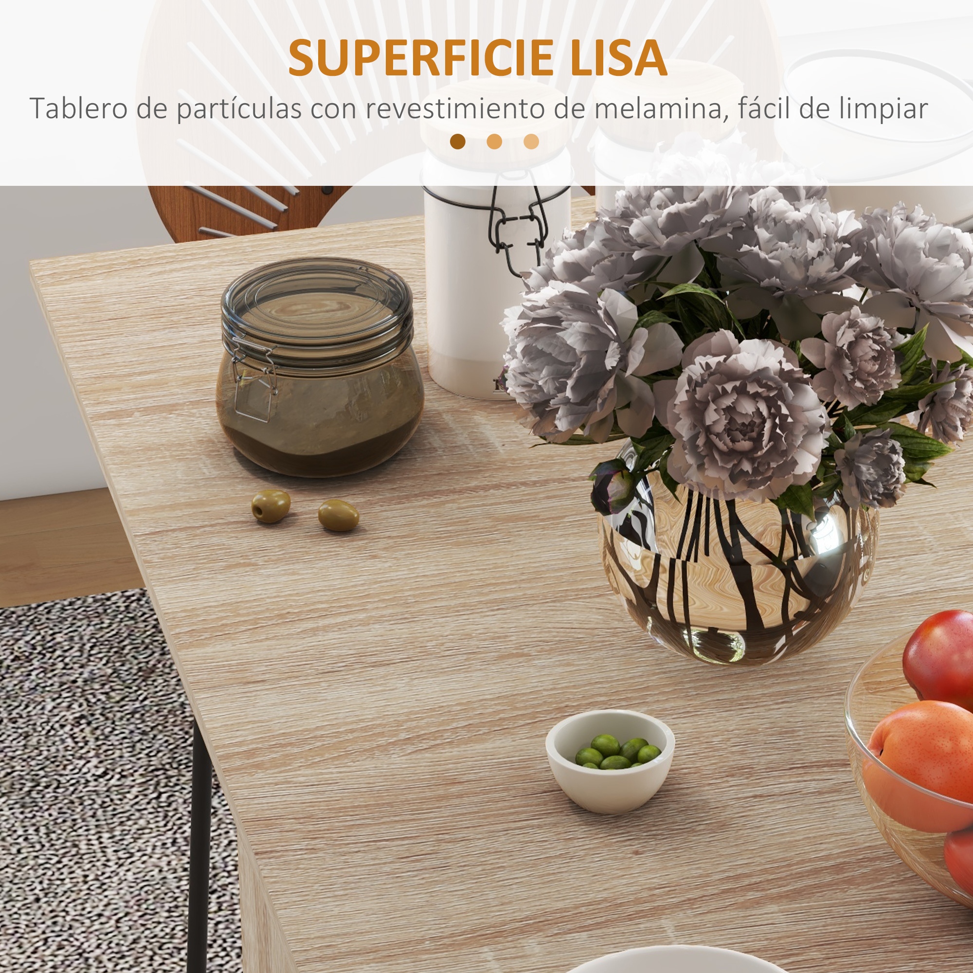 Un primer plano de una mesa de madera con frascos, flores, aceitunas y fruta.