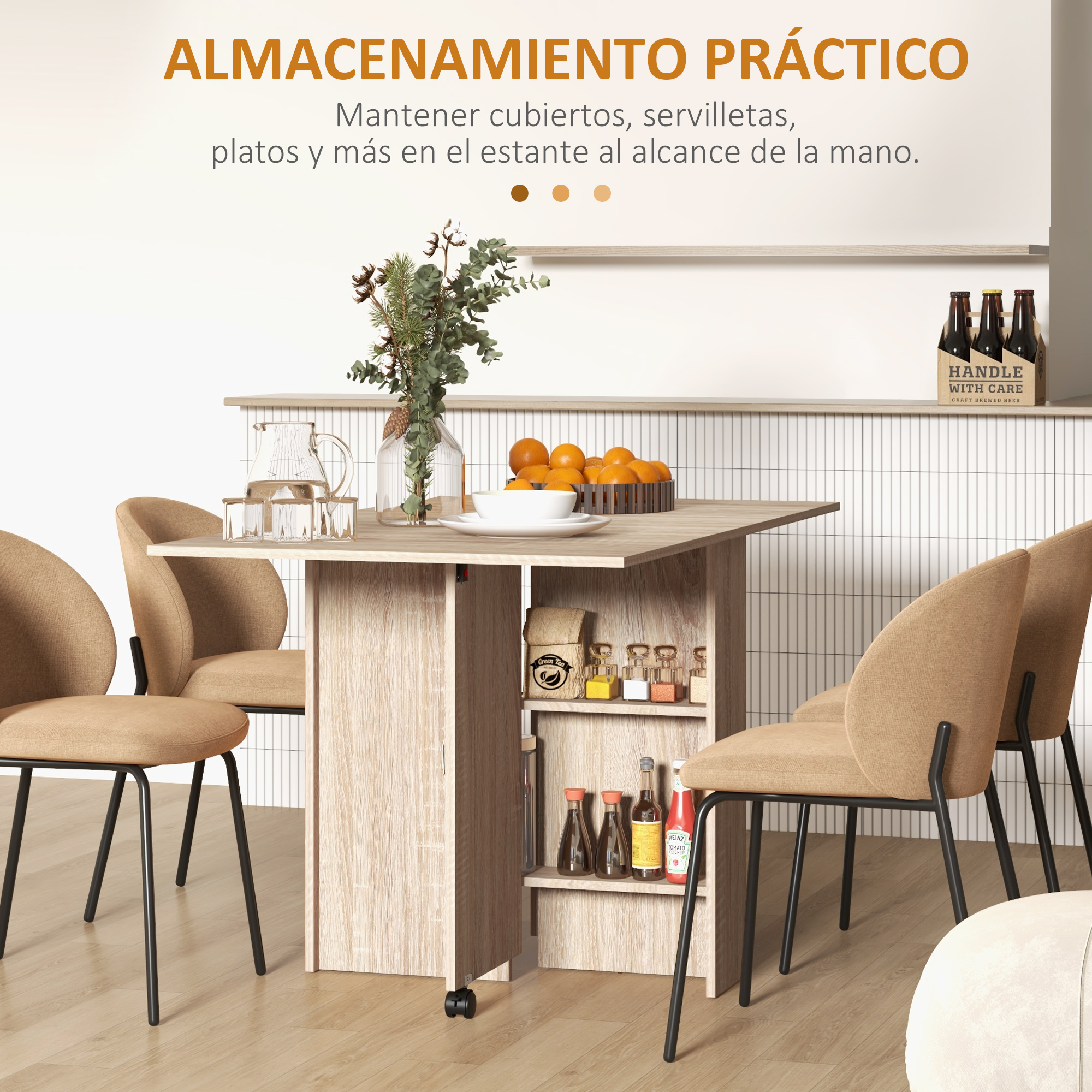 Una mesa de madera clara con alas abatibles, cuatro sillas tostadas y botellas.