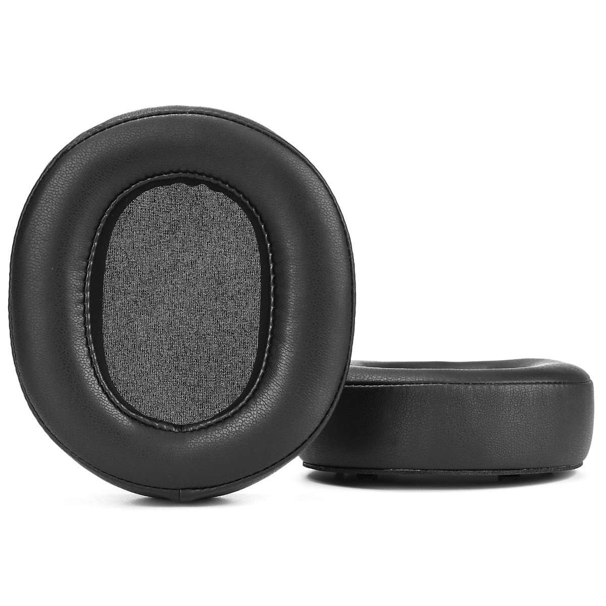 Due cuscinetti auricolari neri, ovali, in ecopelle con inserti in tessuto su sfondo bianco.