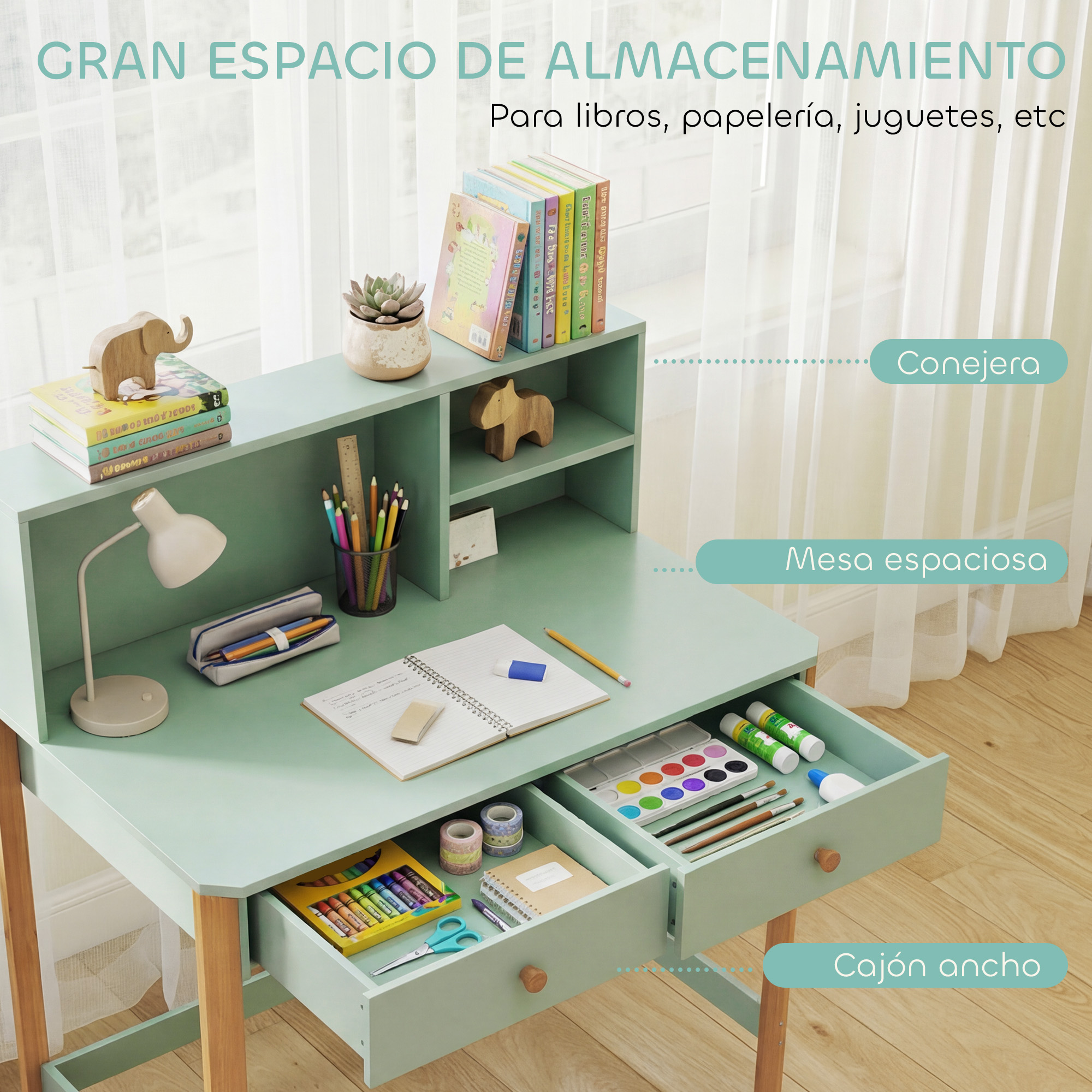 Un escritorio verde con un aparador. Lápices, libros y una lámpara están sobre él.