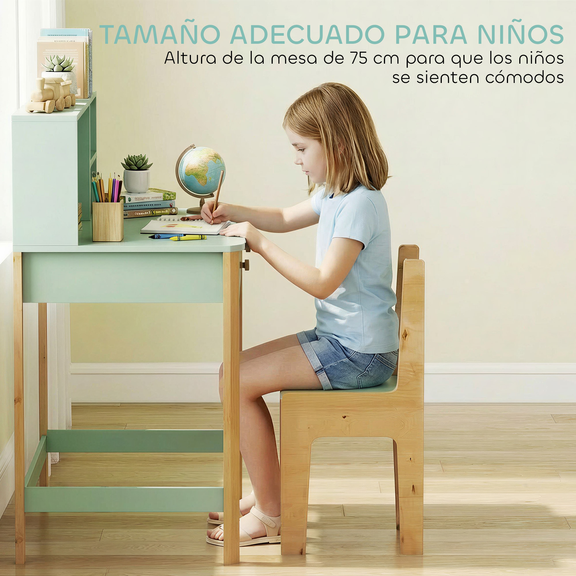 Una niña sentada en un escritorio, escribiendo. El escritorio es para niños.