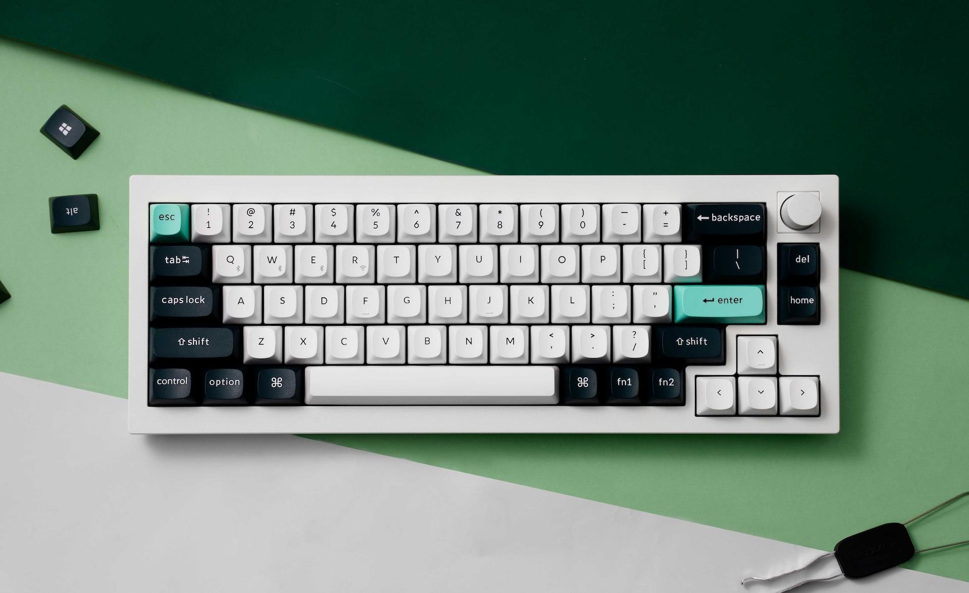 Biała klawiatura z ciemnozielonymi i miętowymi klawiszami na zielonym tle.