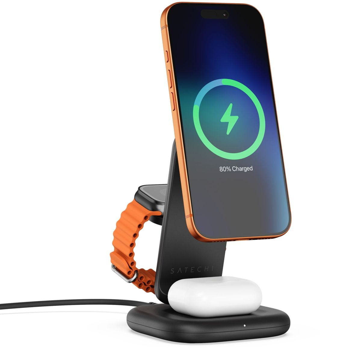Ein Satechi Ladeständer hält ein oranges iPhone, eine Smartwatch und weiße Ohrhörer.