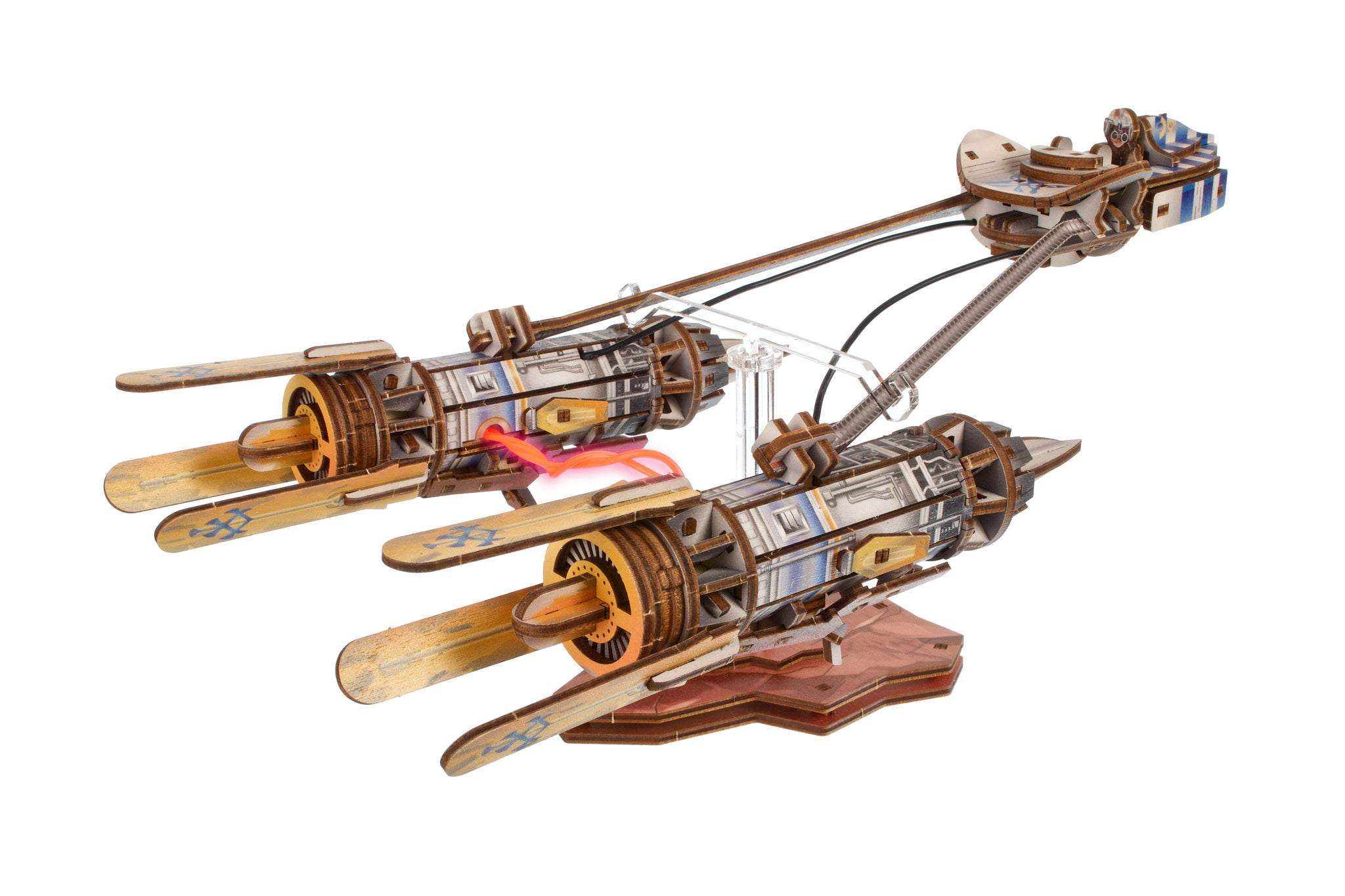 Ein hölzernes Modell eines futuristischen Raumschiffs mit zwei Triebwerken und roten Flammen.
