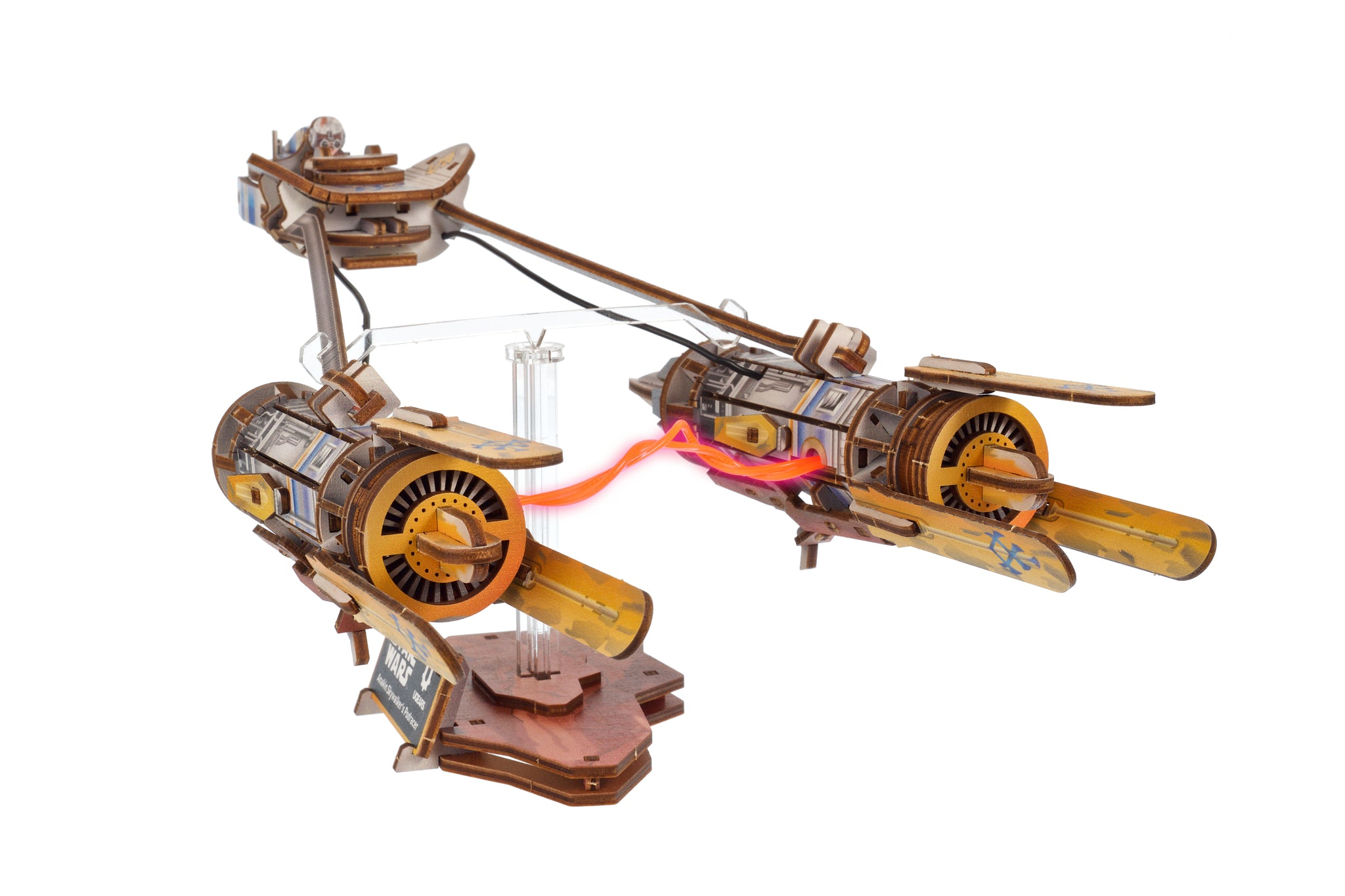 Ein Holzmodell eines Podracers mit zwei Triebwerken und orangem Licht.