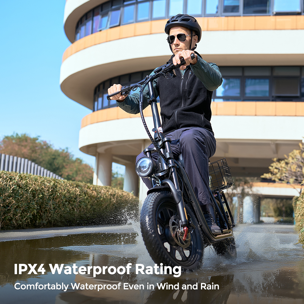 Uomo guida scooter elettrico in pozzanghera, schizzando acqua. Edificio sullo sfondo.