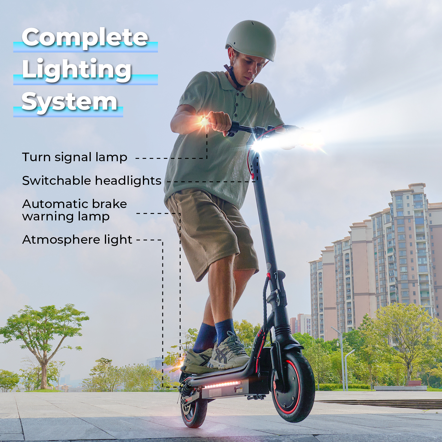 Uomo su monopattino elettrico con sistema di illuminazione: freccia, fari, luce freno.