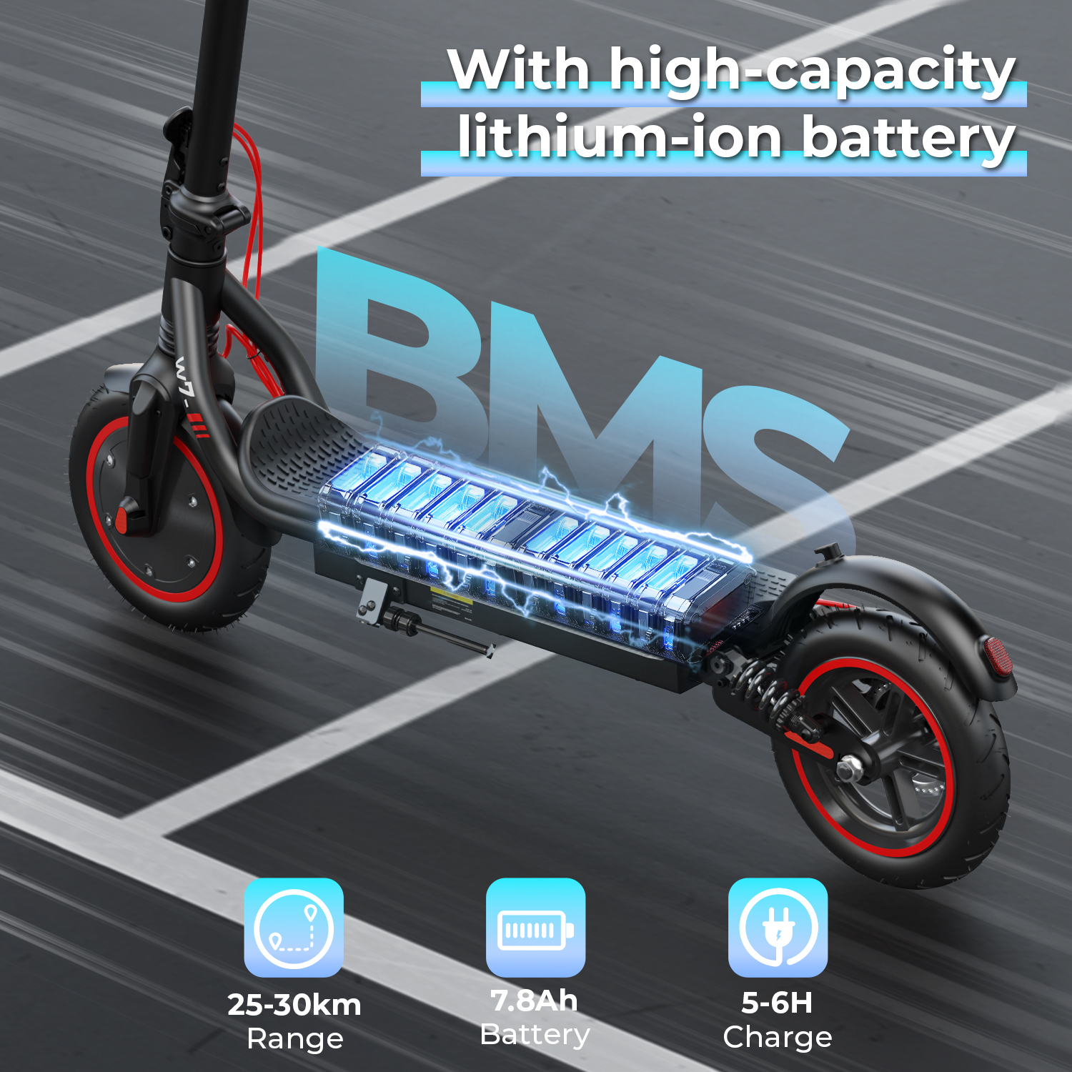 Uno scooter elettrico nero con la batteria agli ioni di litio esposta su una strada asfaltata.