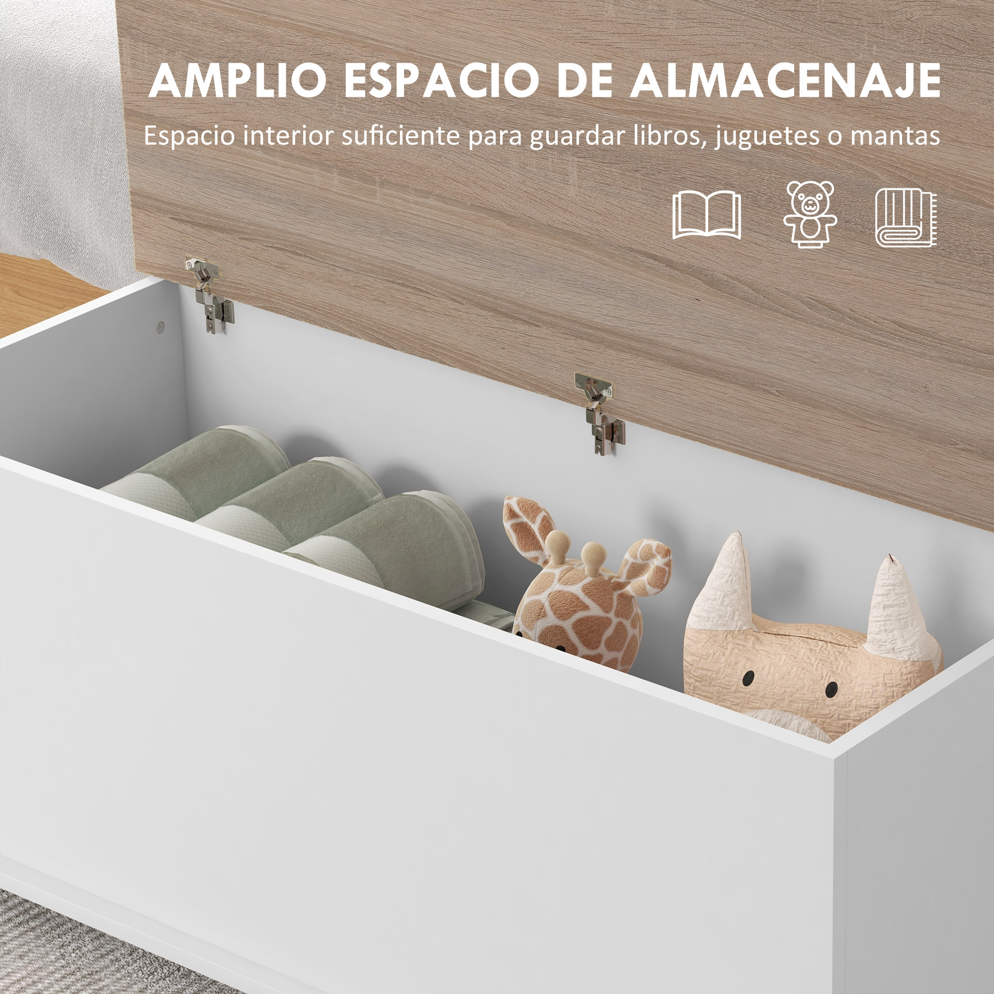 Arcón de almacenaje blanco abierto con tapa de madera, lleno de zapatillas y peluches.