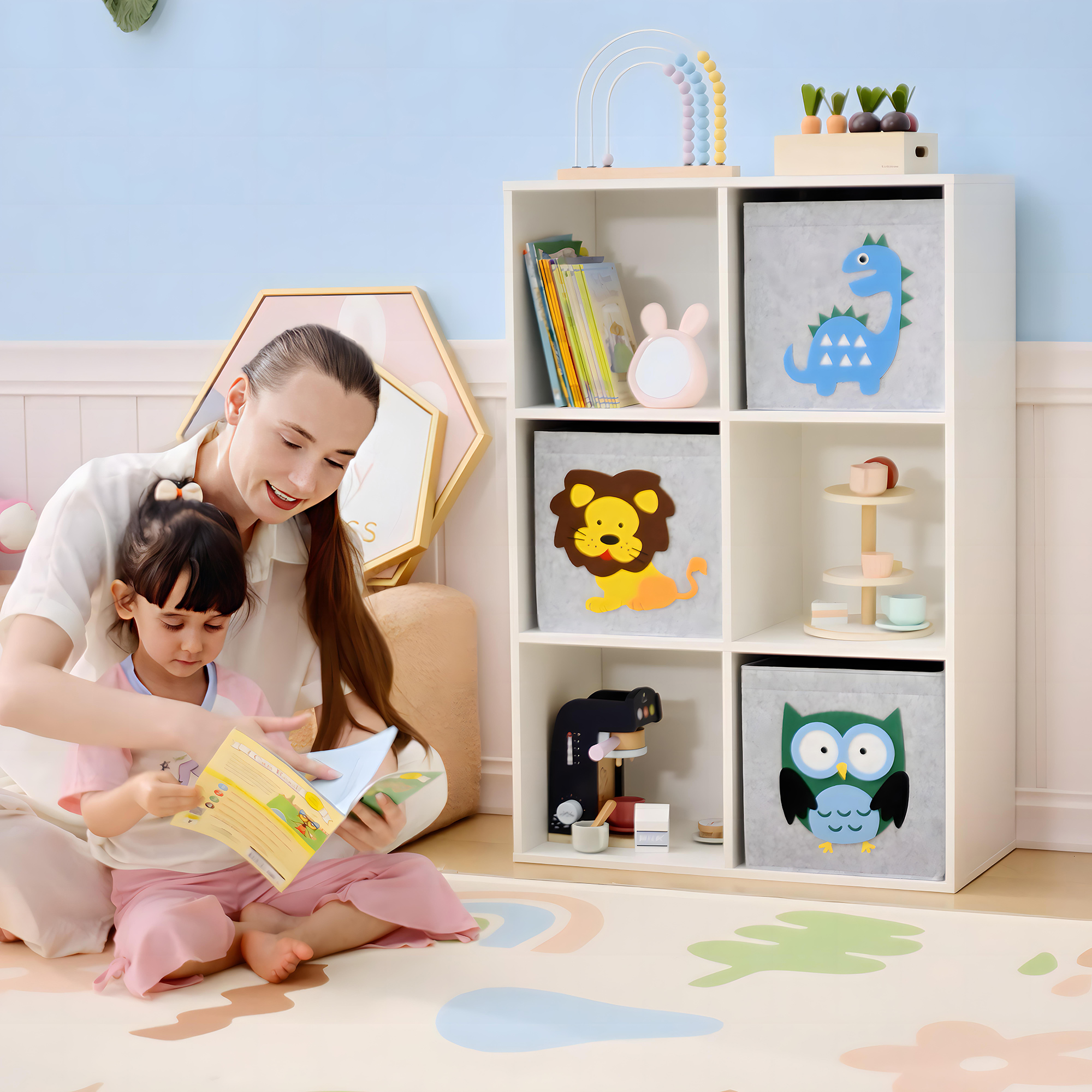 Una mujer lee un libro a un niño en una habitación azul claro con una estantería llena de juguetes.