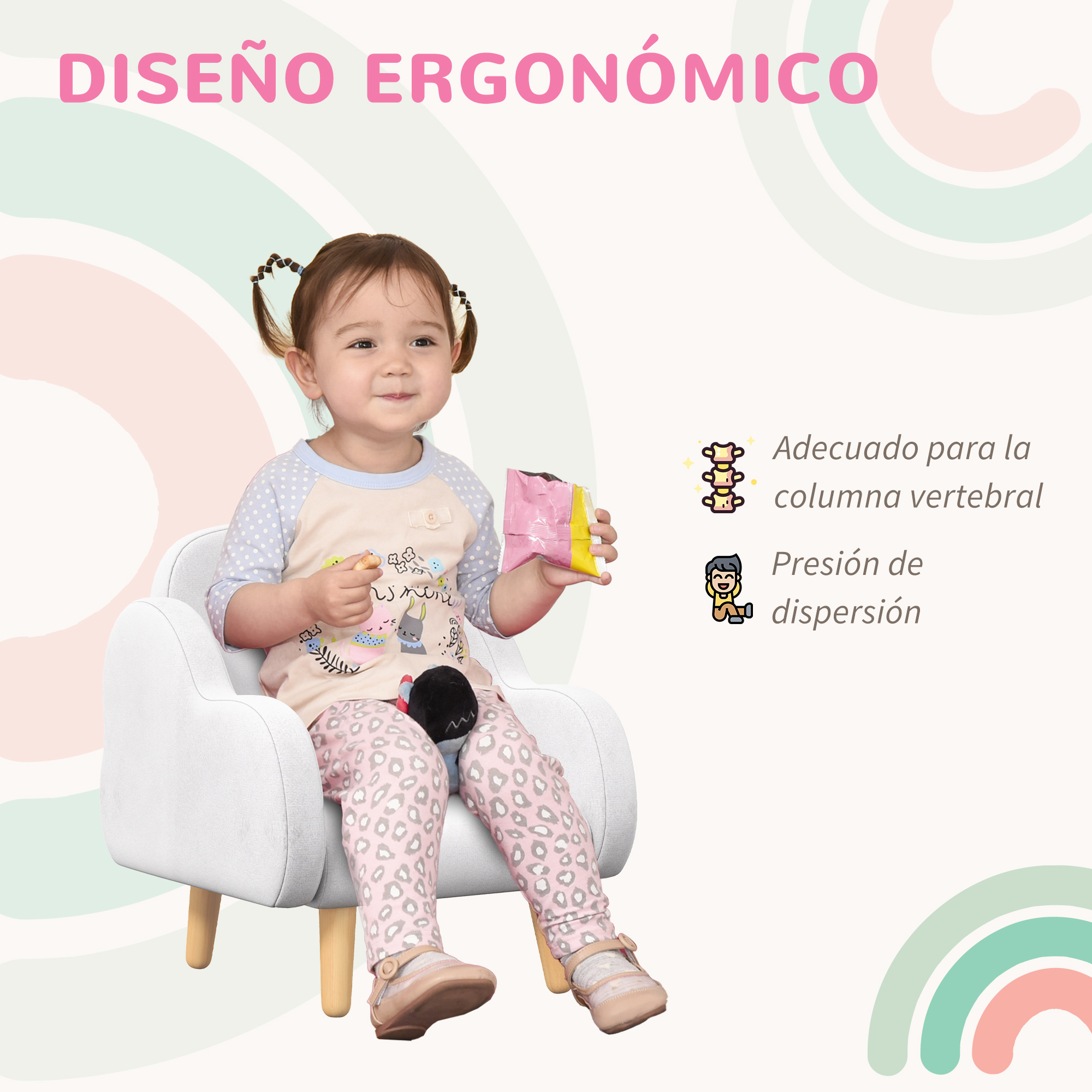 Un niño pequeño se sienta en un sillón blanco sosteniendo un bocadillo.