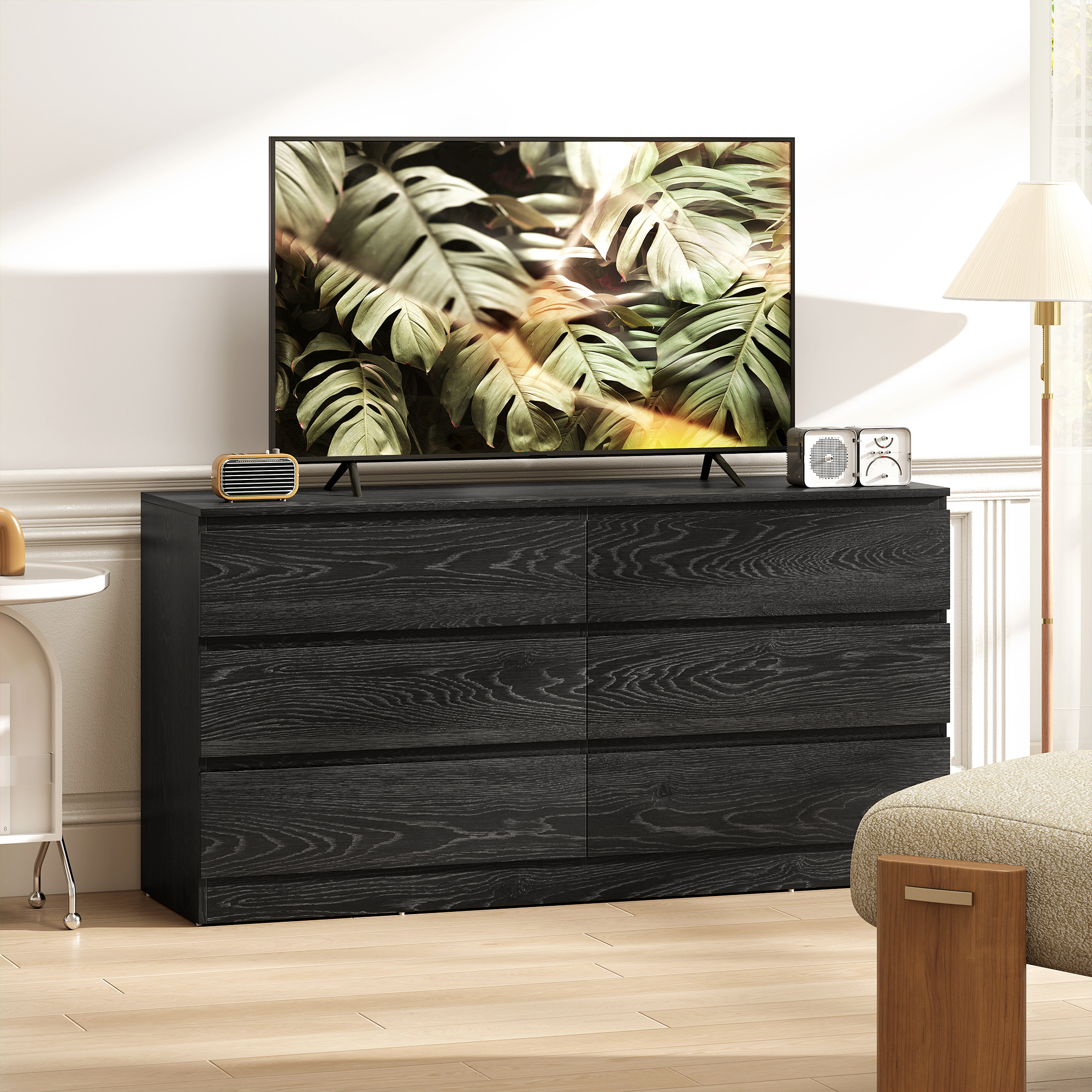 Cómoda oscura con seis cajones, TV con imagen de planta, lámpara y taburete.